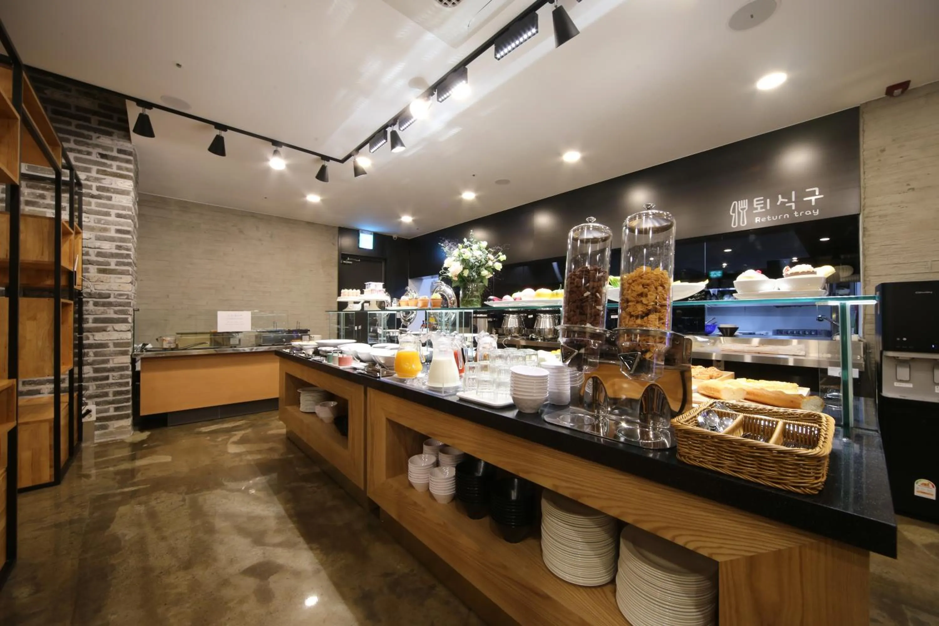 Restaurant/places to eat in Hotel Noblestay