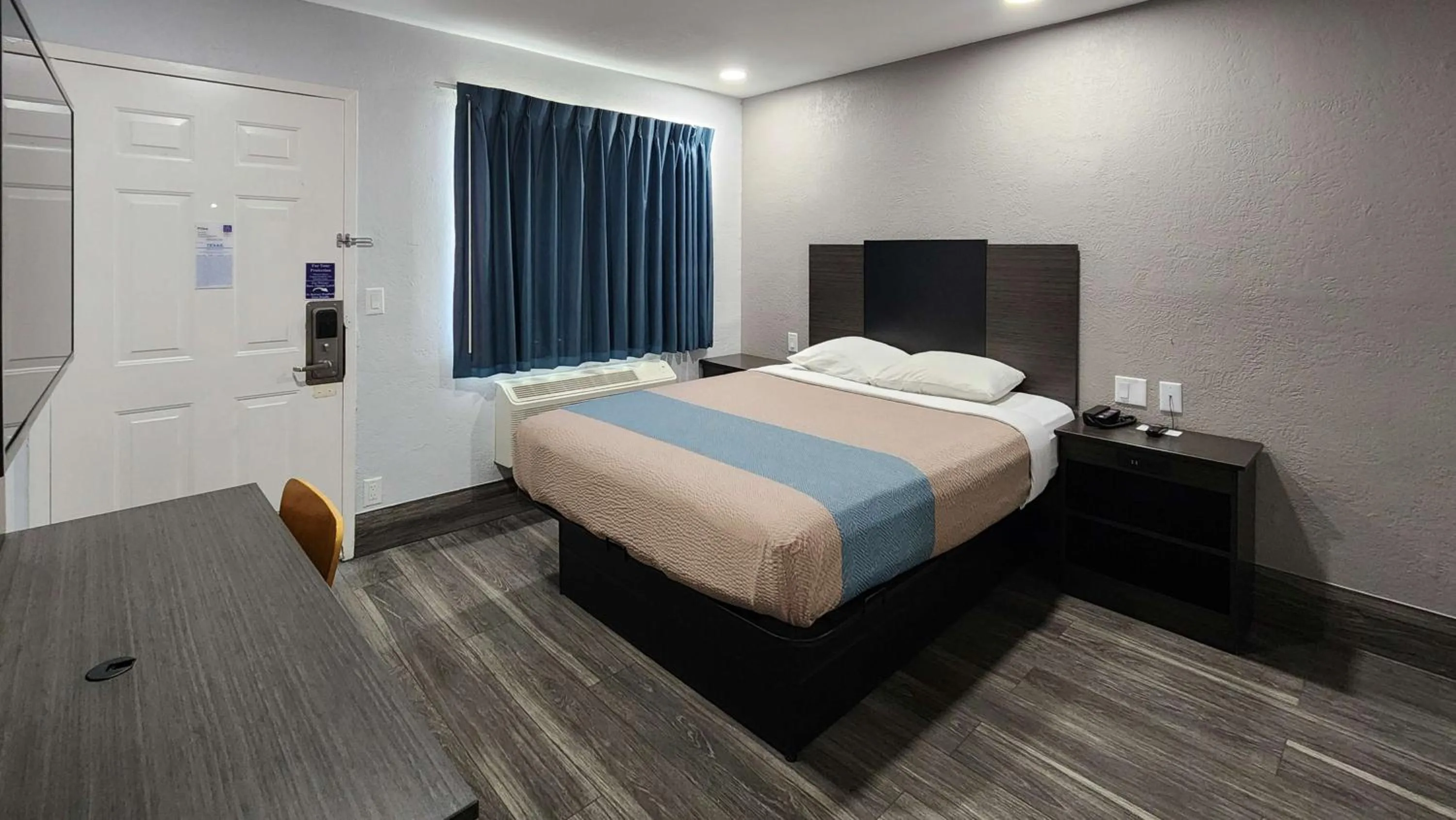 Bedroom, Bed in Motel 6-Galveston, TX