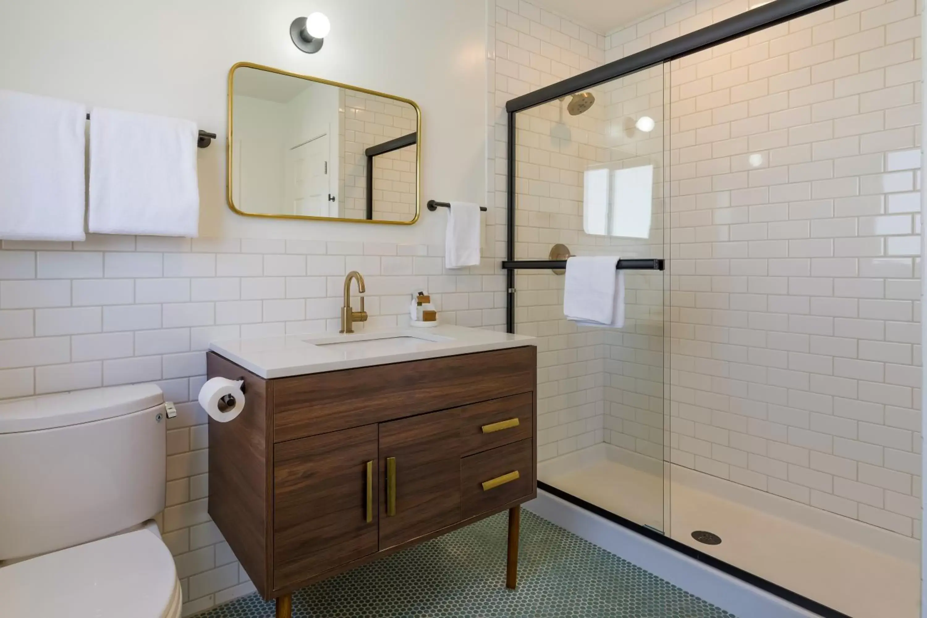 Shower, Bathroom in Signature Inn Oakland