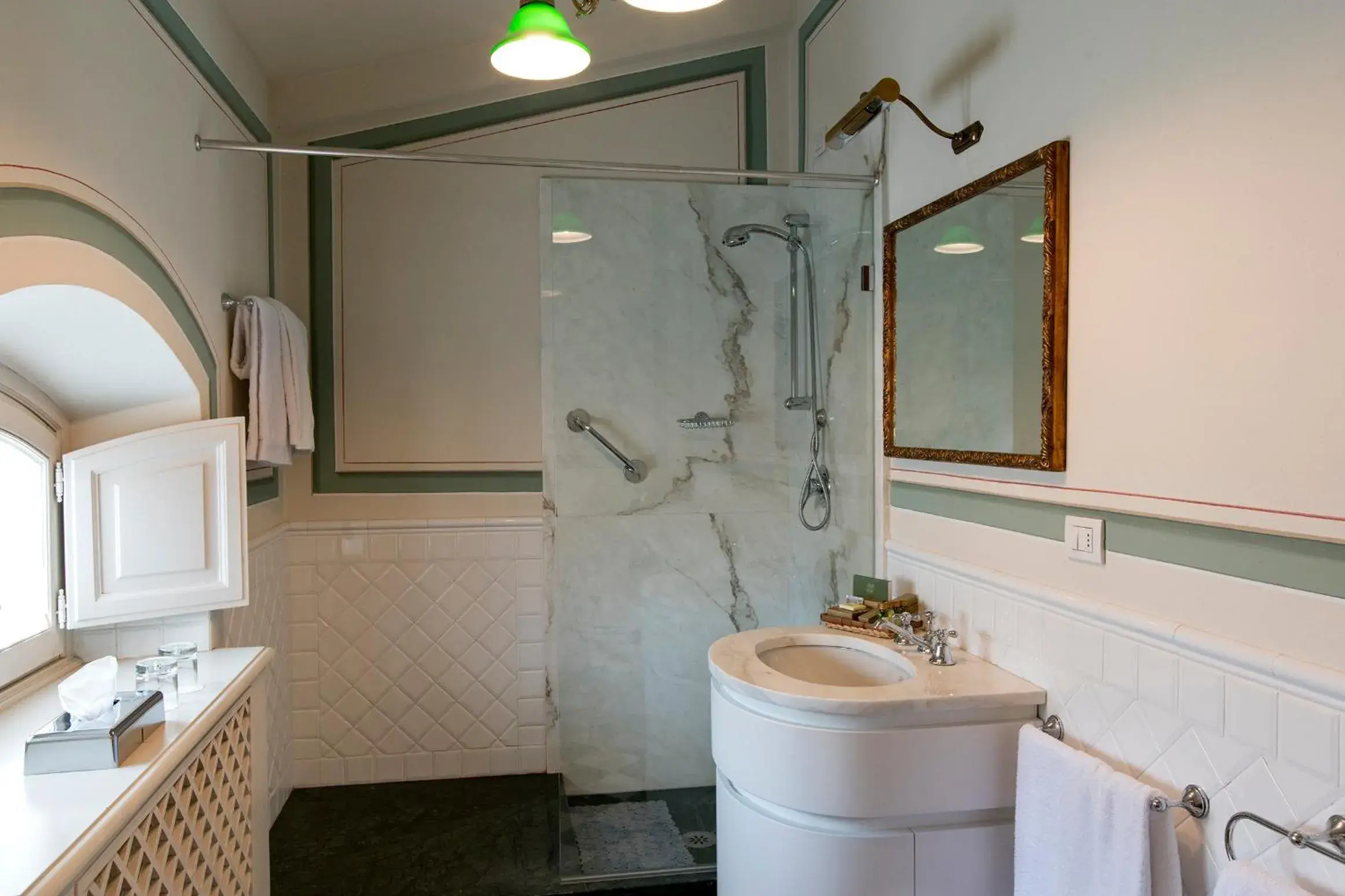 Bathroom in Albergo Pietrasanta