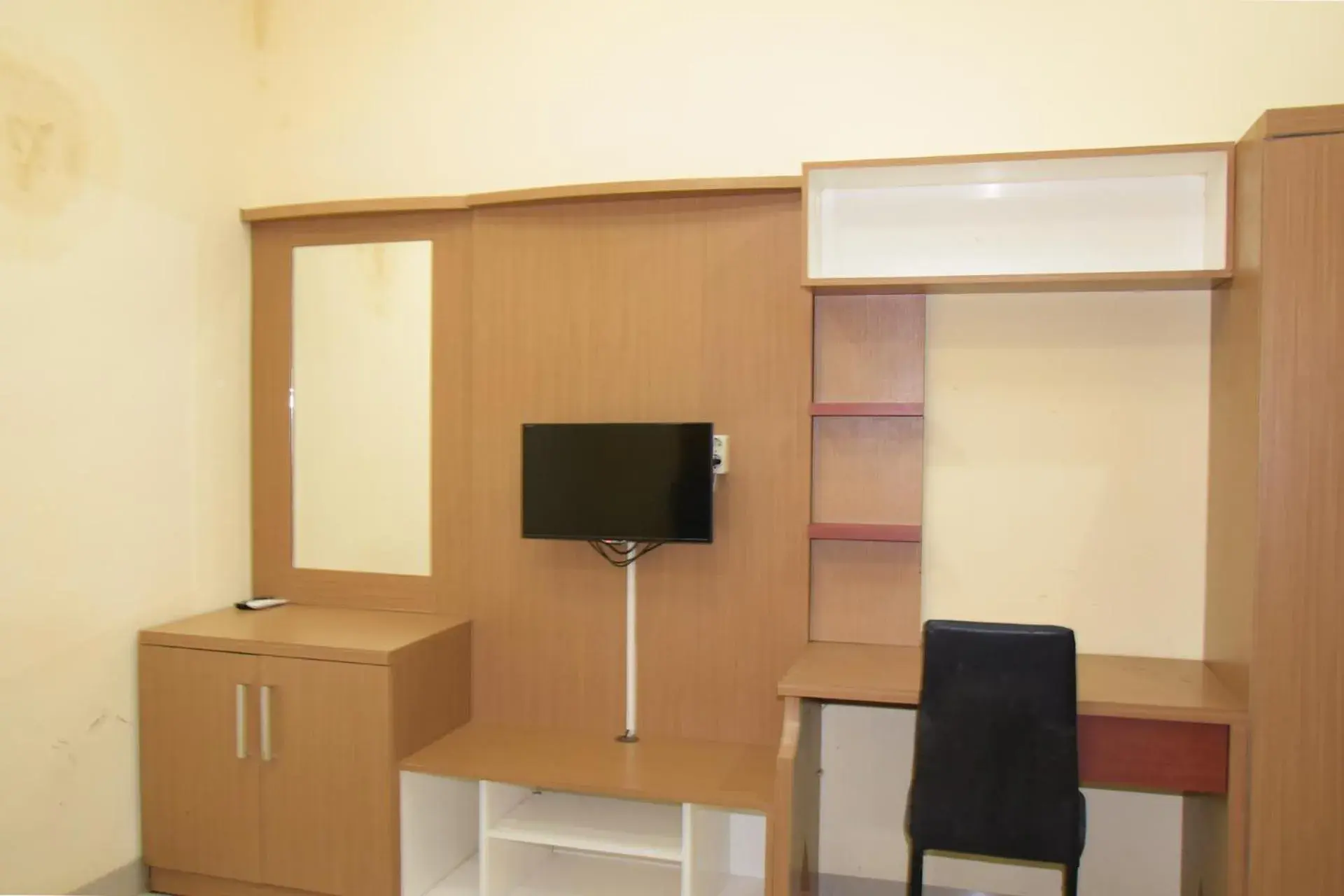 Bedroom, TV/Entertainment Center in RedDoorz Syariah near Jogja City Mall 2