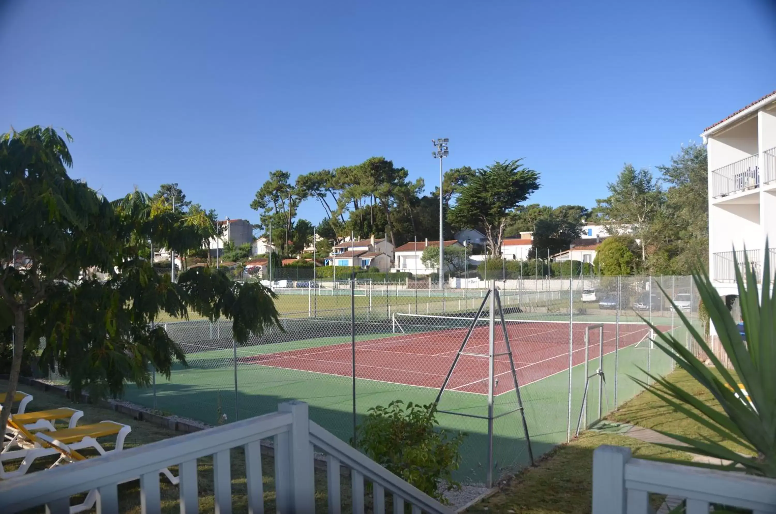 Tennis court, Tennis/Squash in Hotel et Spa Les Cleunes Oléron
