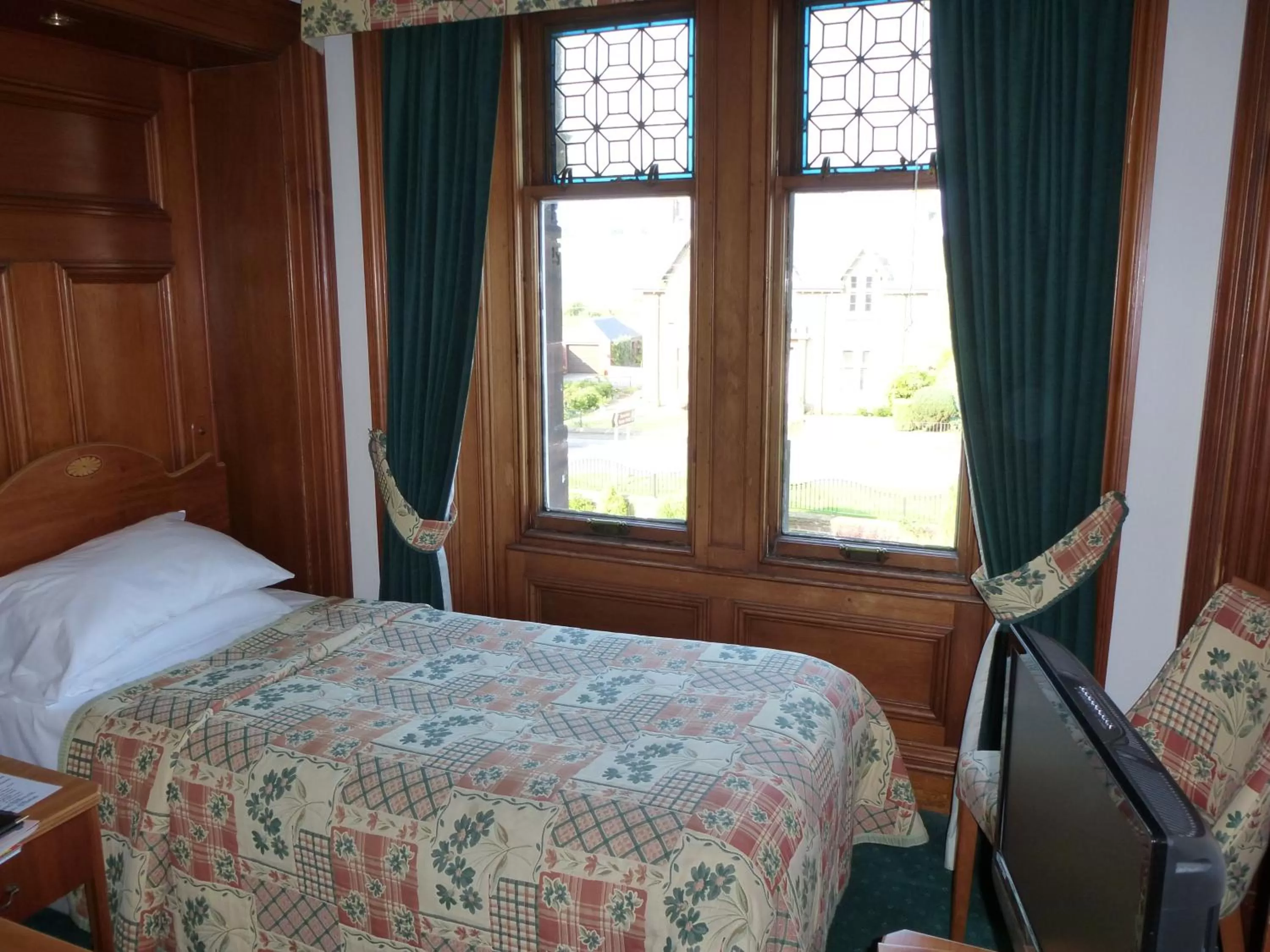 Bed in Somerton House Hotel