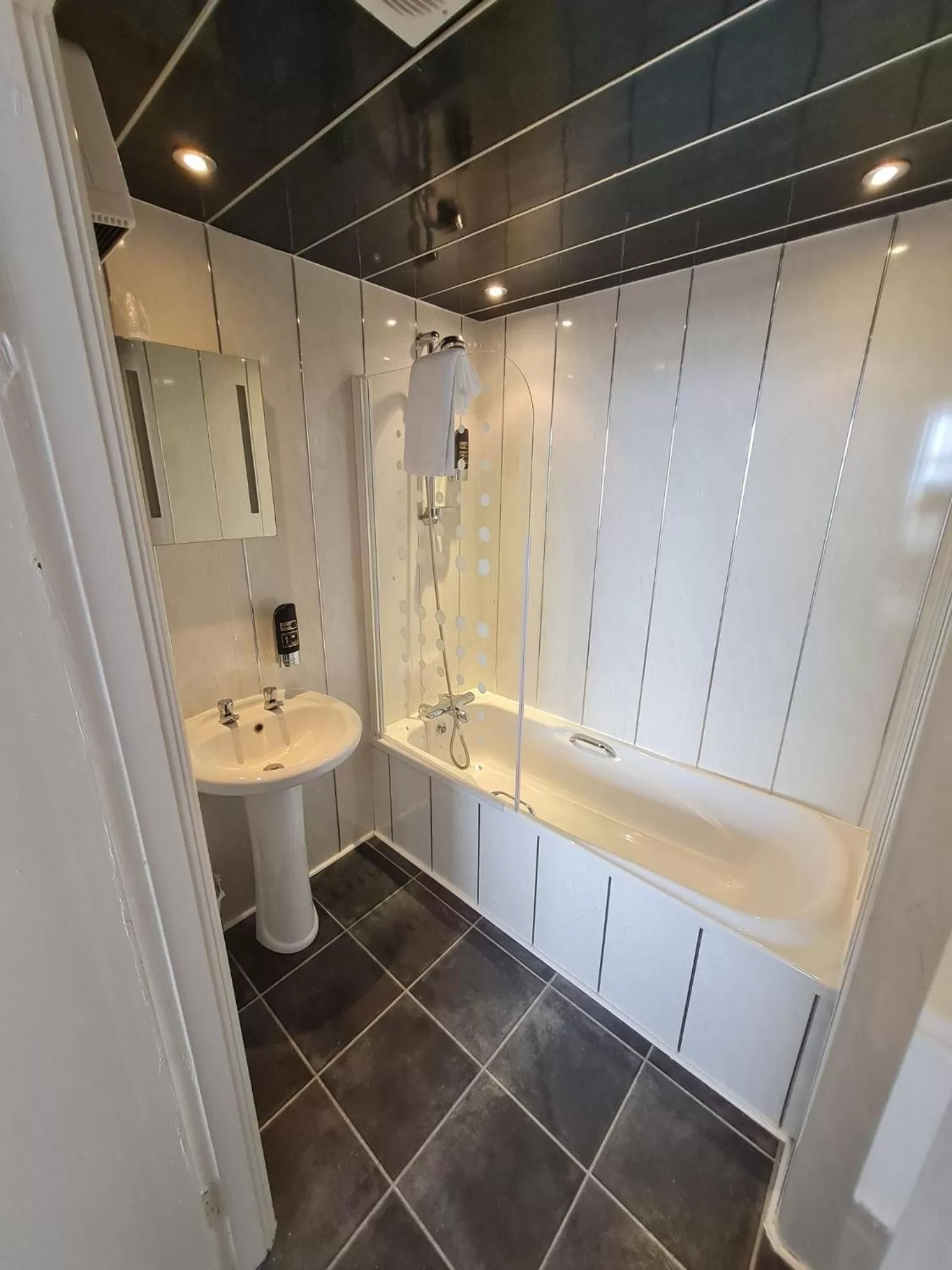 Toilet in Queens Plaza Hotel