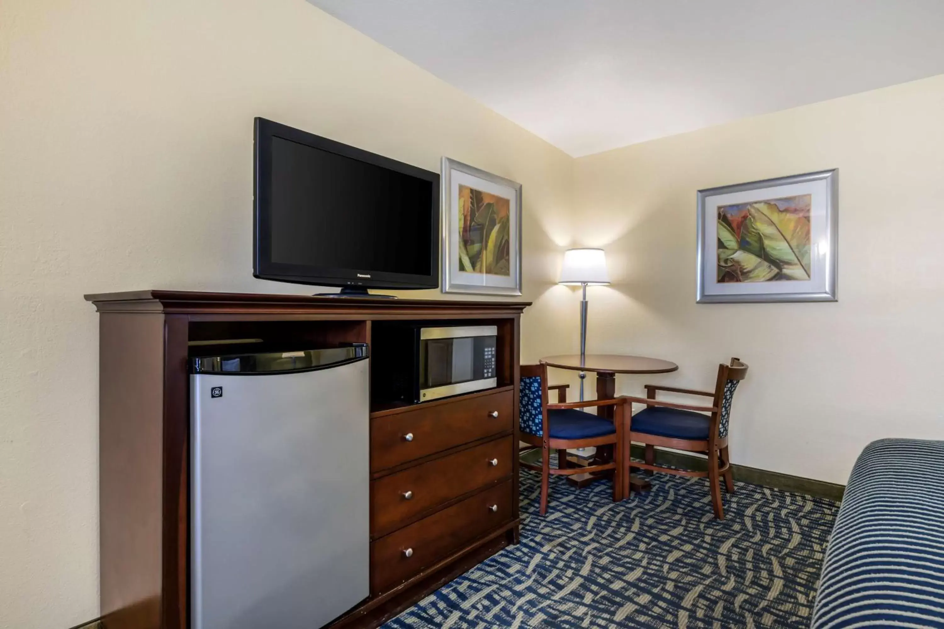 Bedroom, TV/Entertainment Center in Best Western Cocoa Beach Hotel & Suites