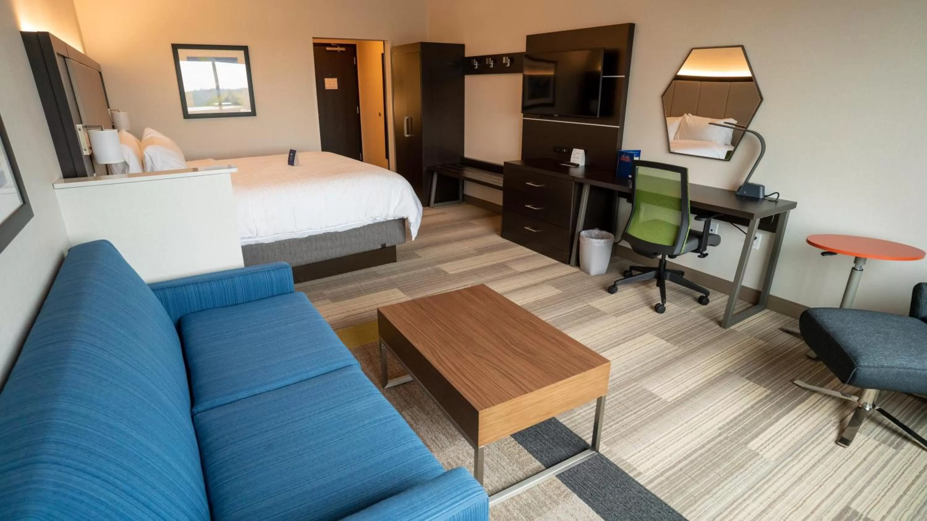 Photo of the whole room, Bed in Holiday Inn Express & Suites Richburg by IHG