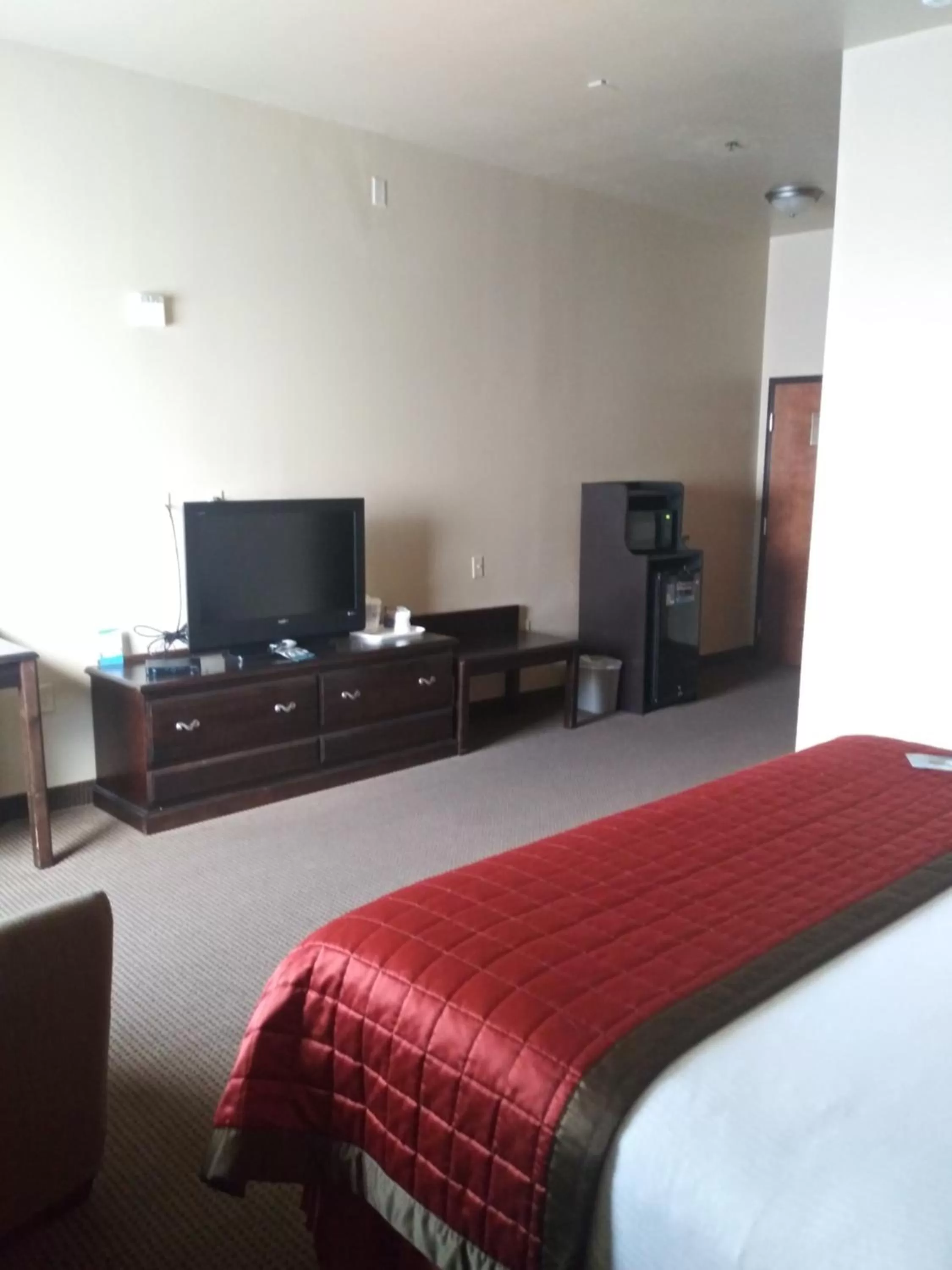 Photo of the whole room, Bed in Baymont by Wyndham Wheeler