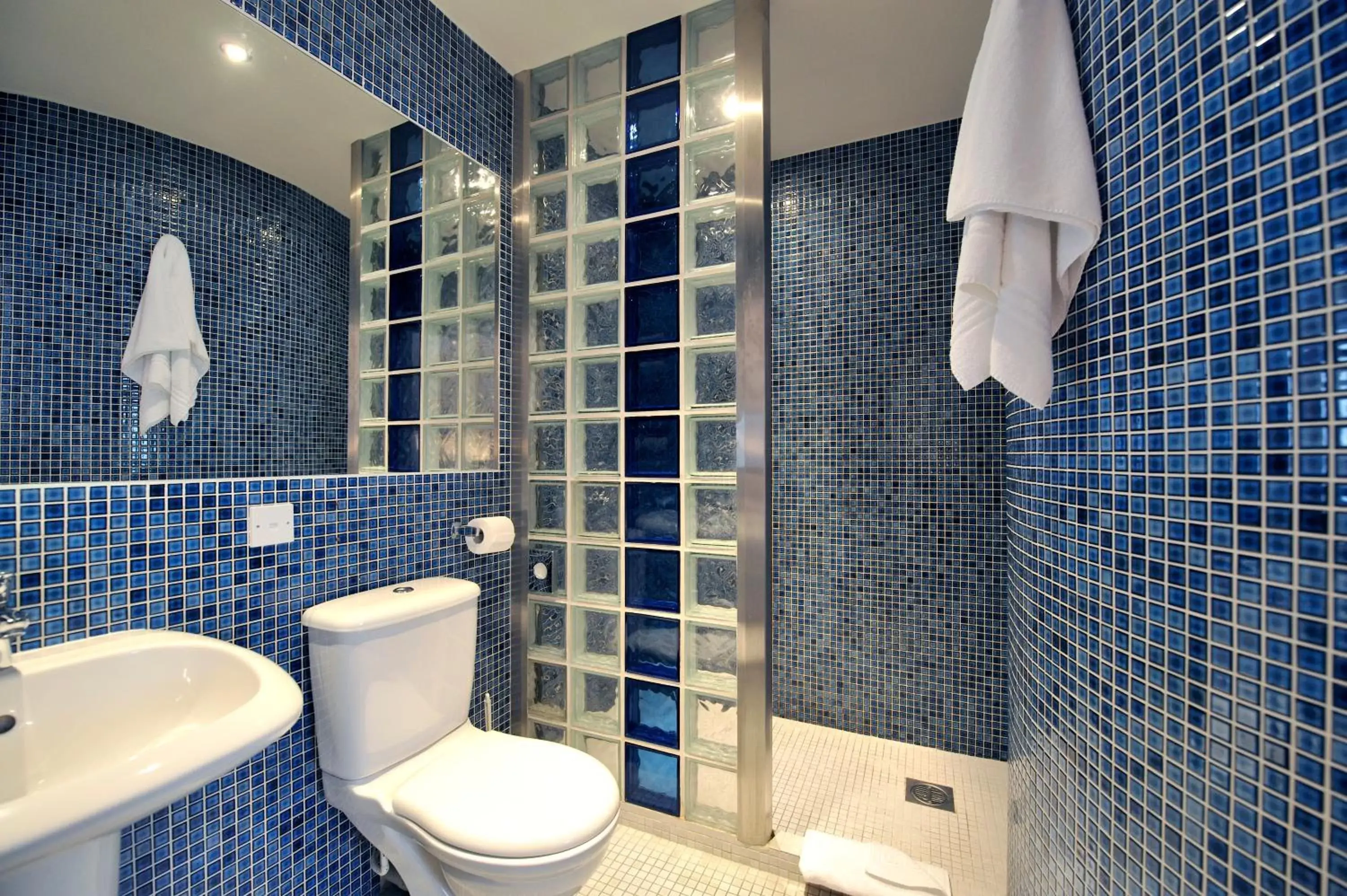 Shower, Bathroom in Mannings Hotel