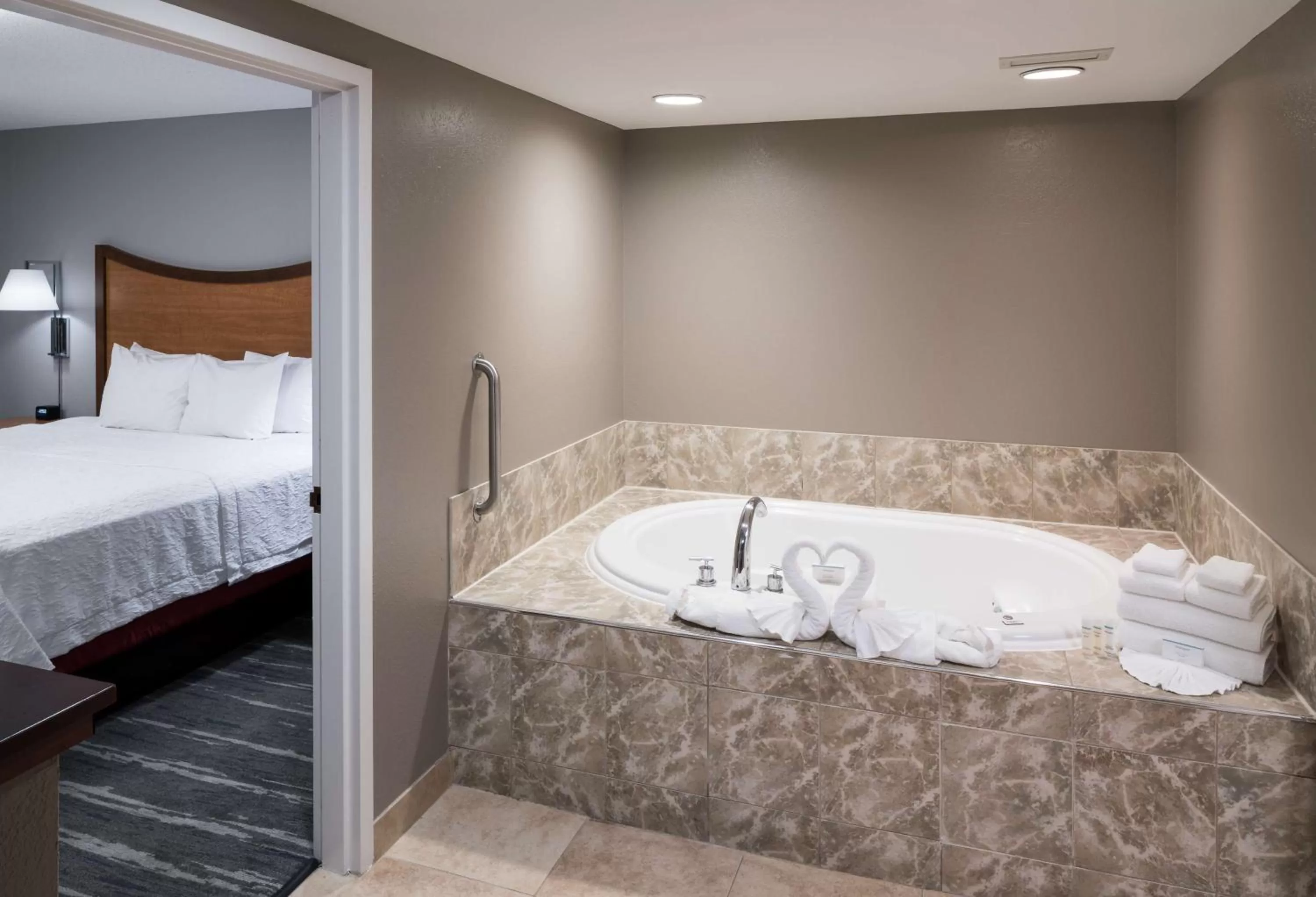 Bathroom, Bed in Hampton Inn & Suites Chicago North Shore