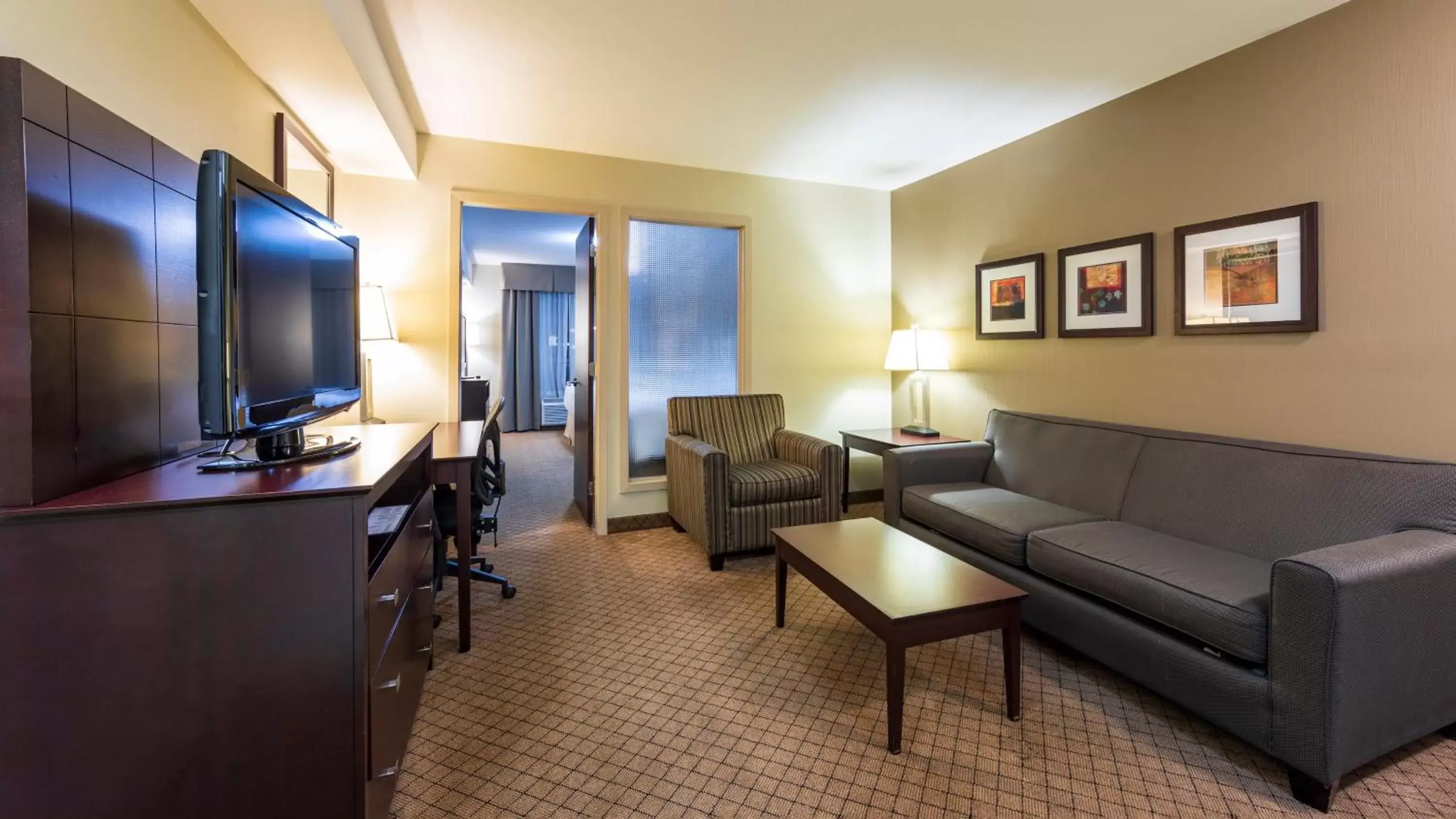 Photo of the whole room, Seating Area in Holiday Inn Hotel and Suites-Kamloops, an IHG Hotel