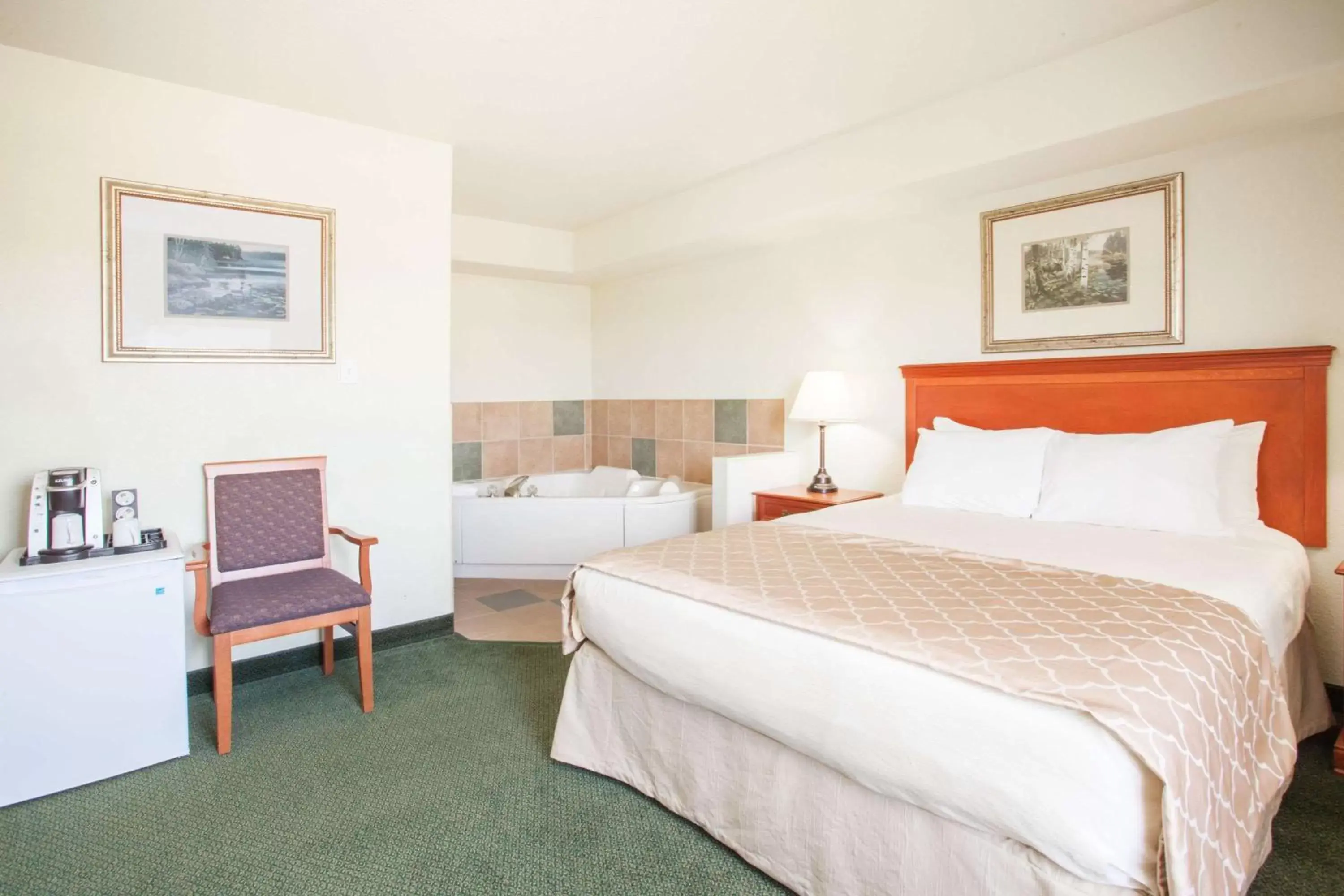 Photo of the whole room, Bed in Super 8 by Wyndham Swan River MB