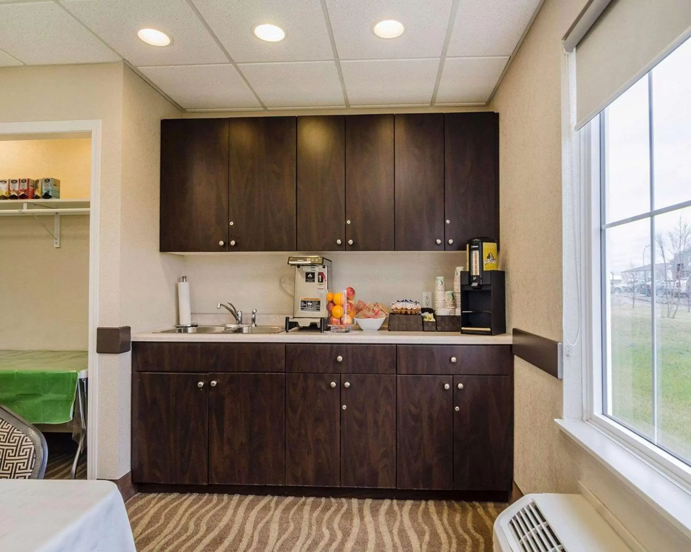 Restaurant/places to eat, Kitchen/Kitchenette in Quality Inn and Suites