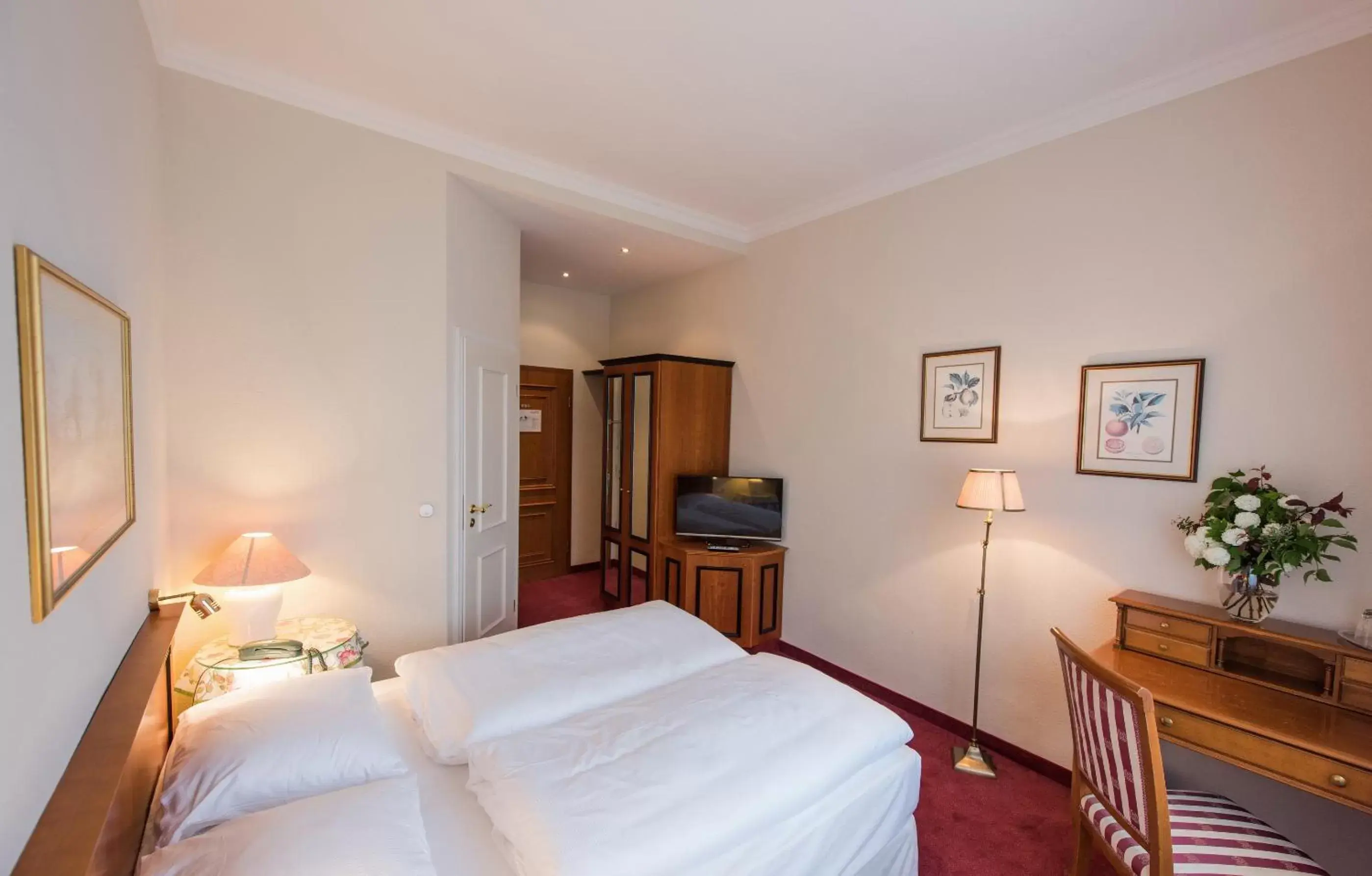 Photo of the whole room, Bed in Hotel Kaiserhof Eisenach