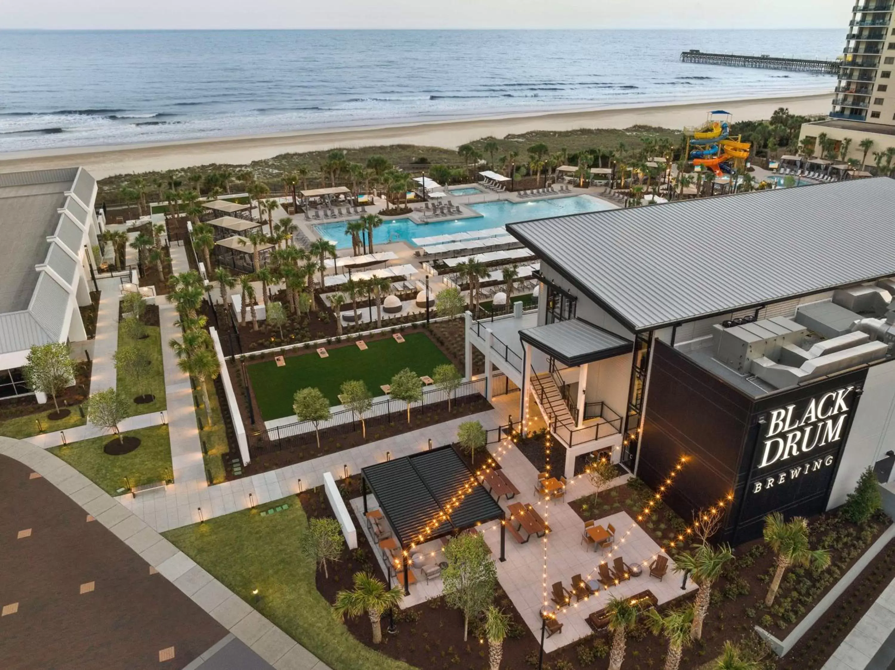 Lounge or bar, Bird's-eye View in Embassy Suites by Hilton Myrtle Beach Oceanfront Resort