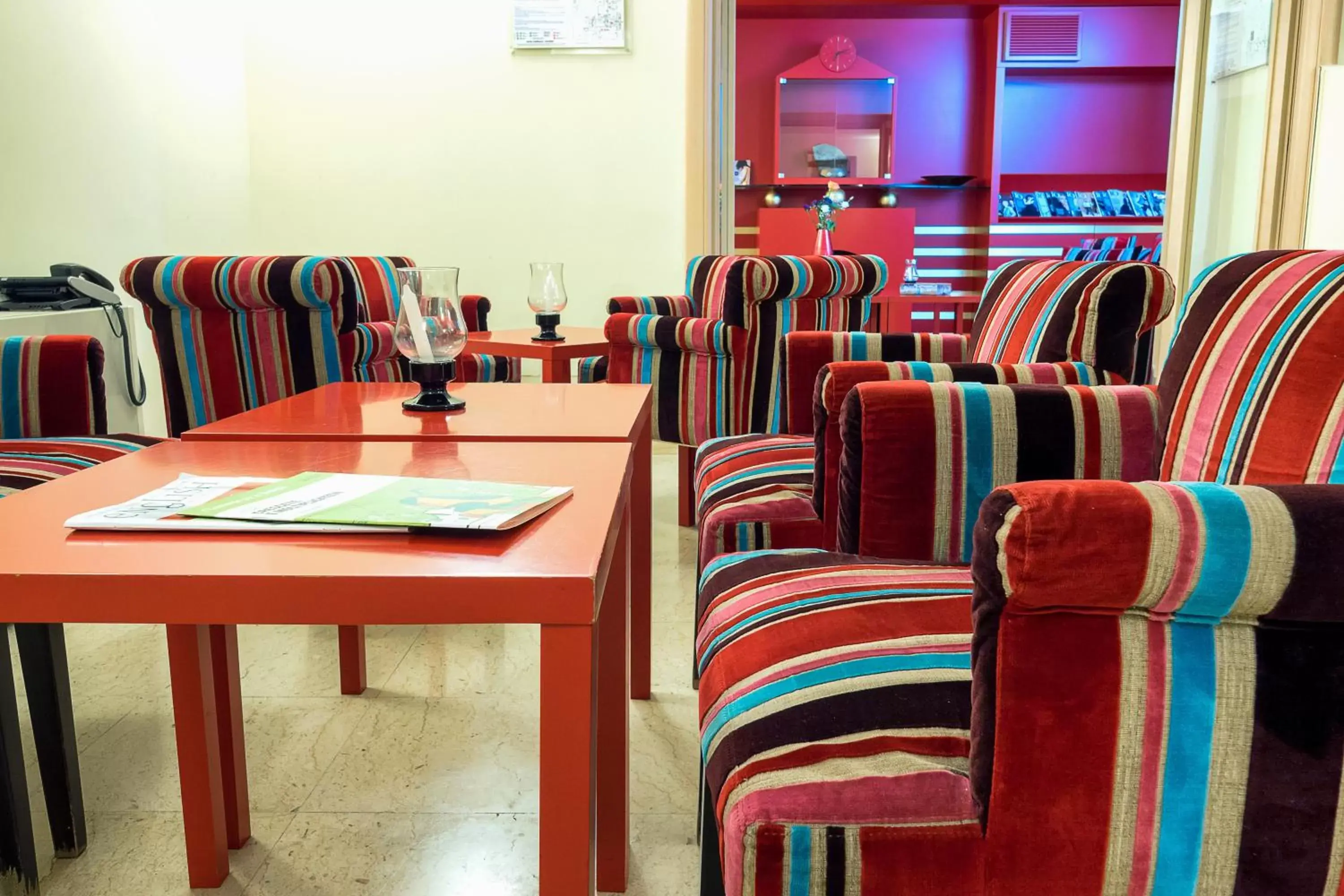 Communal lounge/ TV room, Restaurant/Places to Eat in Hotel Garibaldi