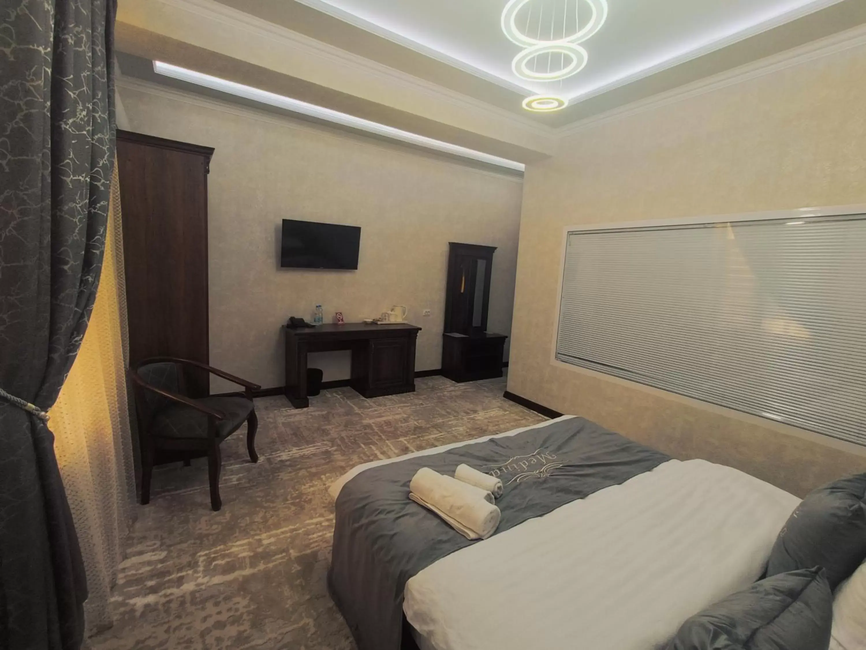 Bed, TV/Entertainment Center in Medina Hotel Samarkand