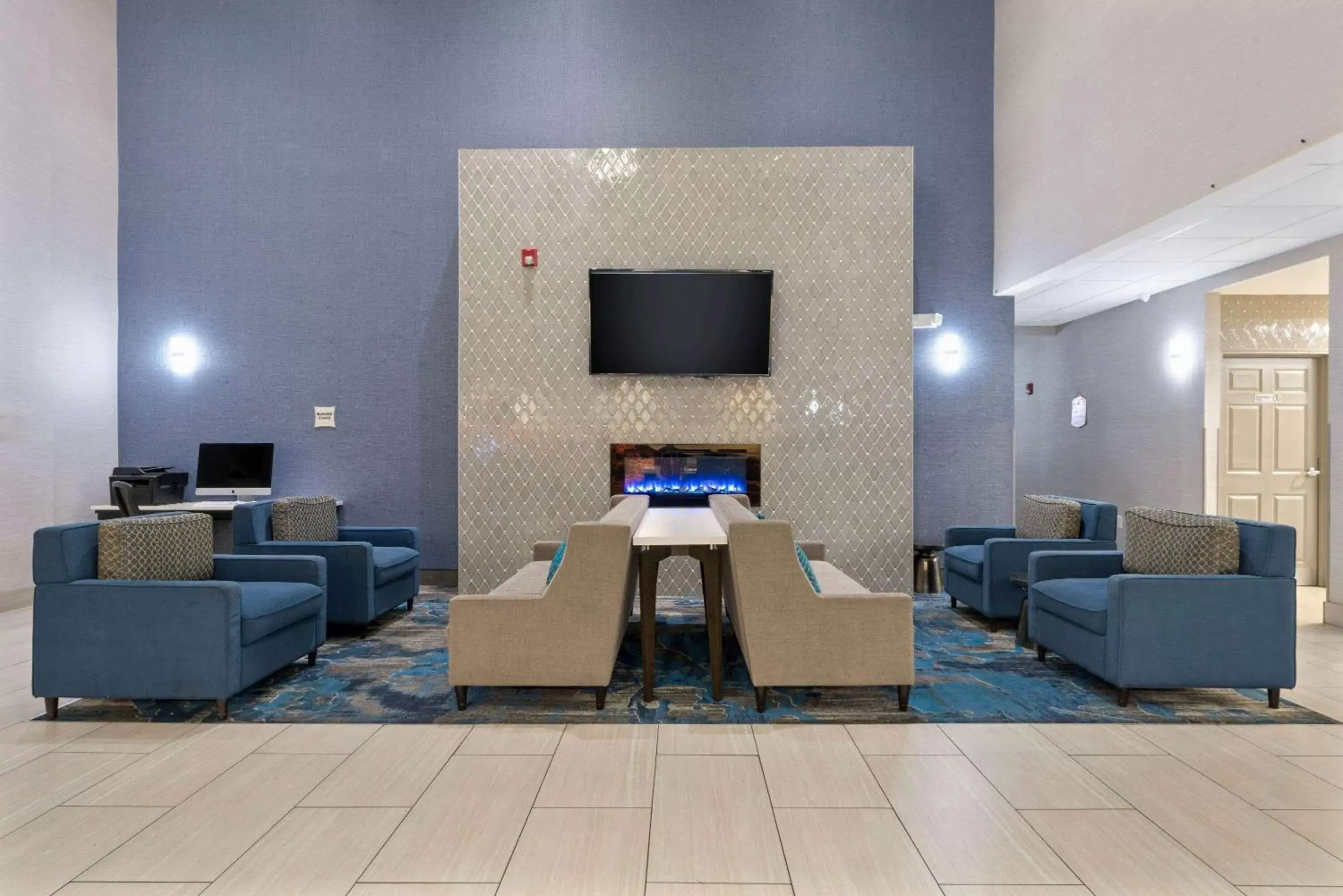 Lobby or reception, Seating Area in La Quinta by Wyndham Phoenix I-10 West