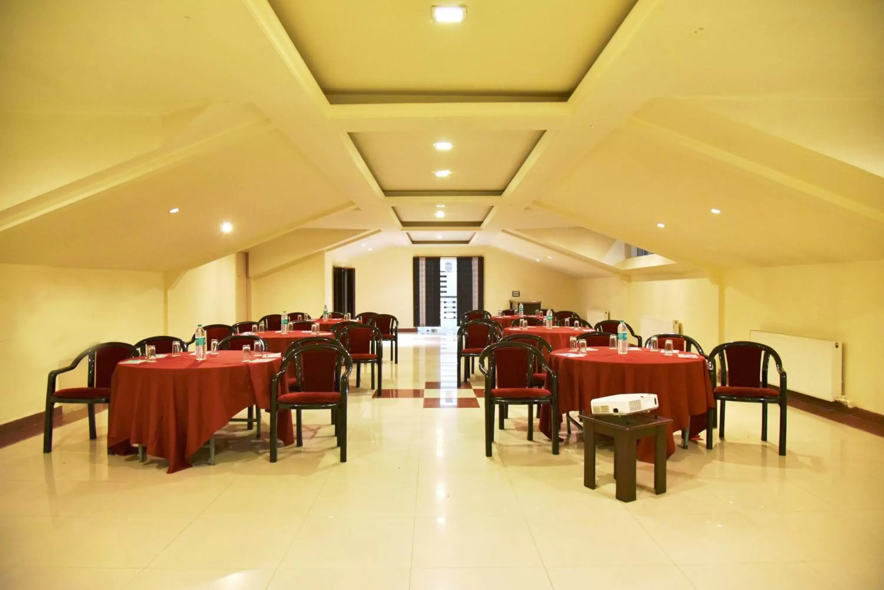 Business facilities, Restaurant/Places to Eat in Indraprastha Resort, Dalhousie
