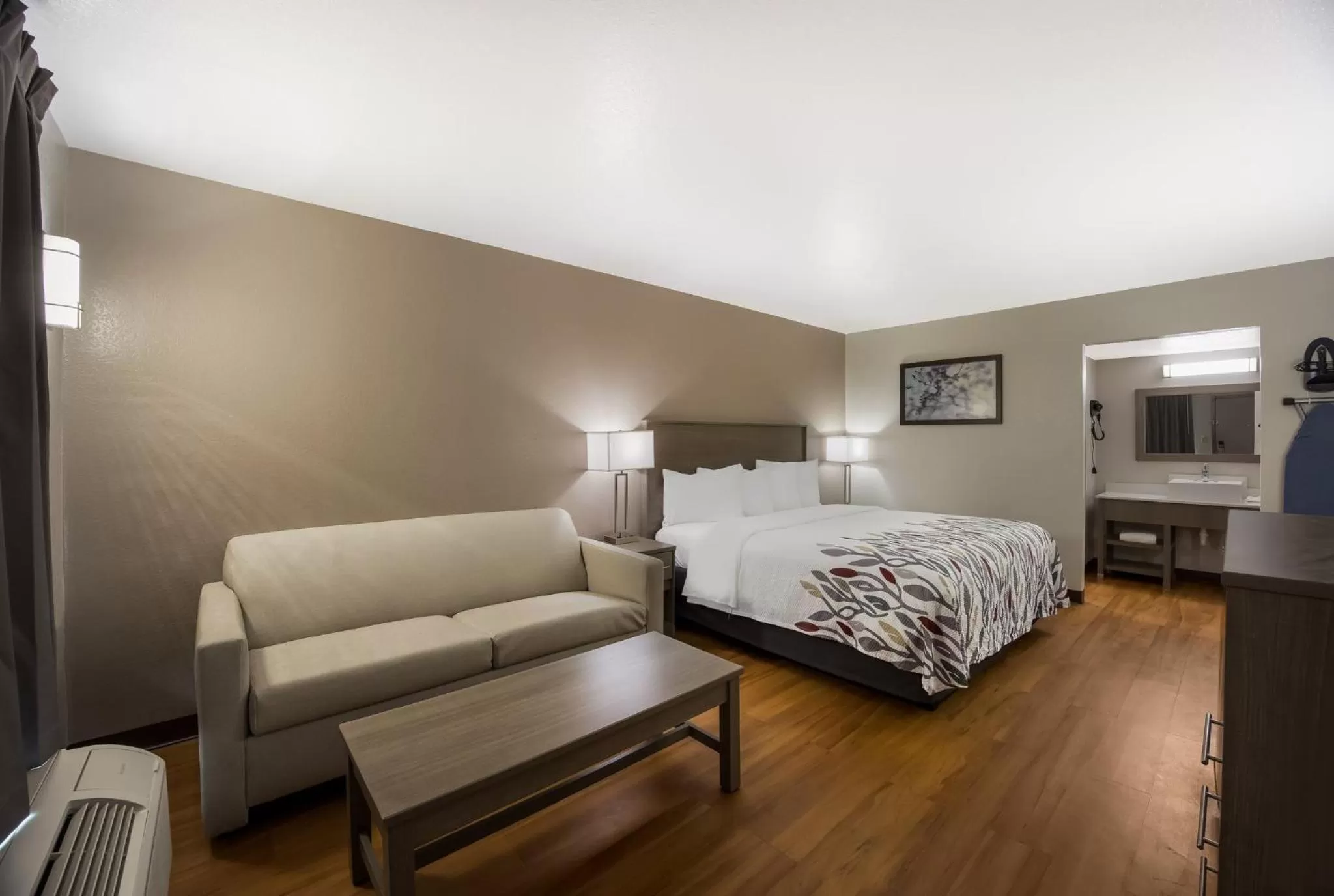 Photo of the whole room, Bed in Red Roof Inn & Suites Thomasville