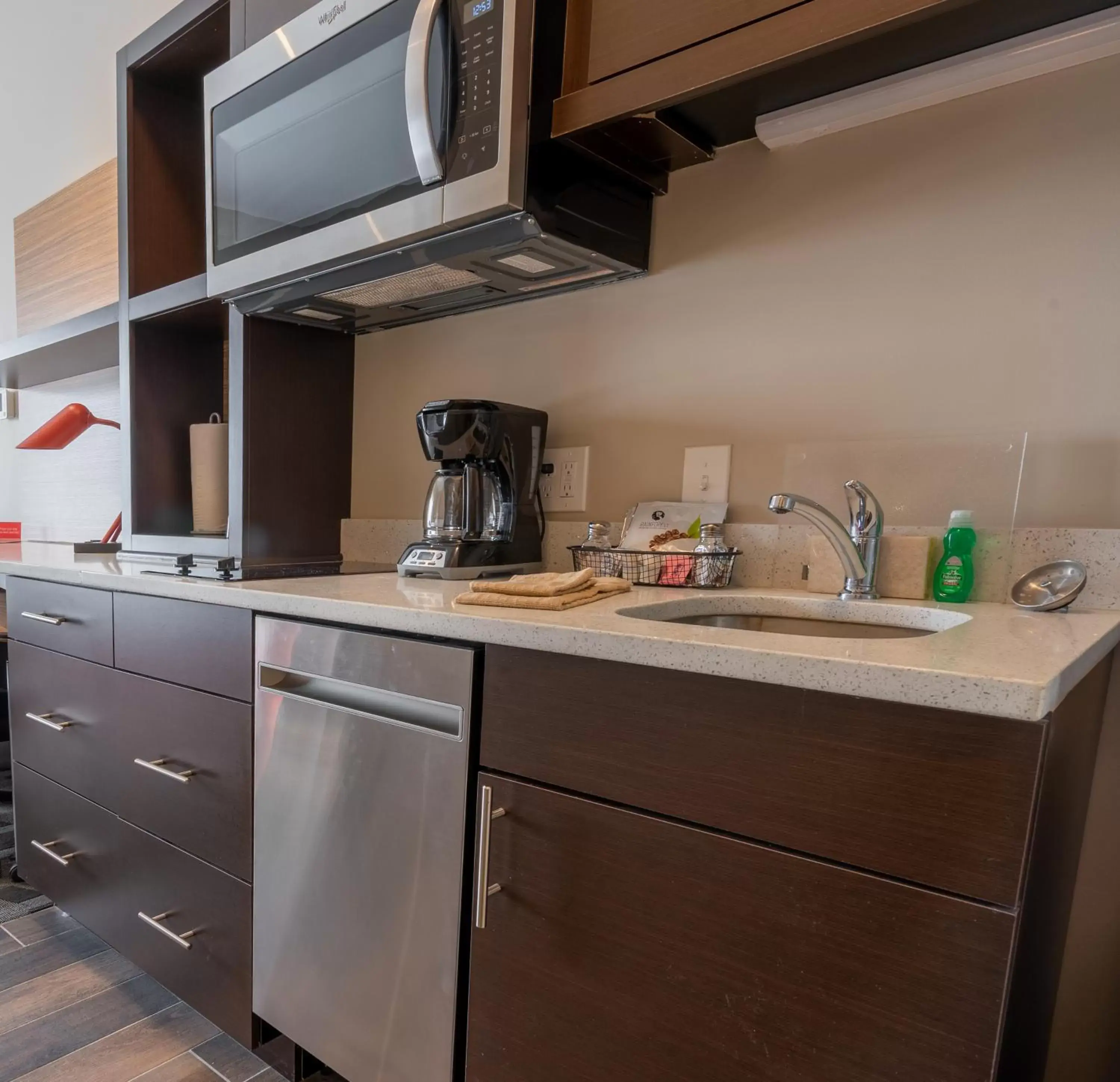 Kitchen or kitchenette, Kitchen/Kitchenette in TownePlace Suites by Marriott Clinton