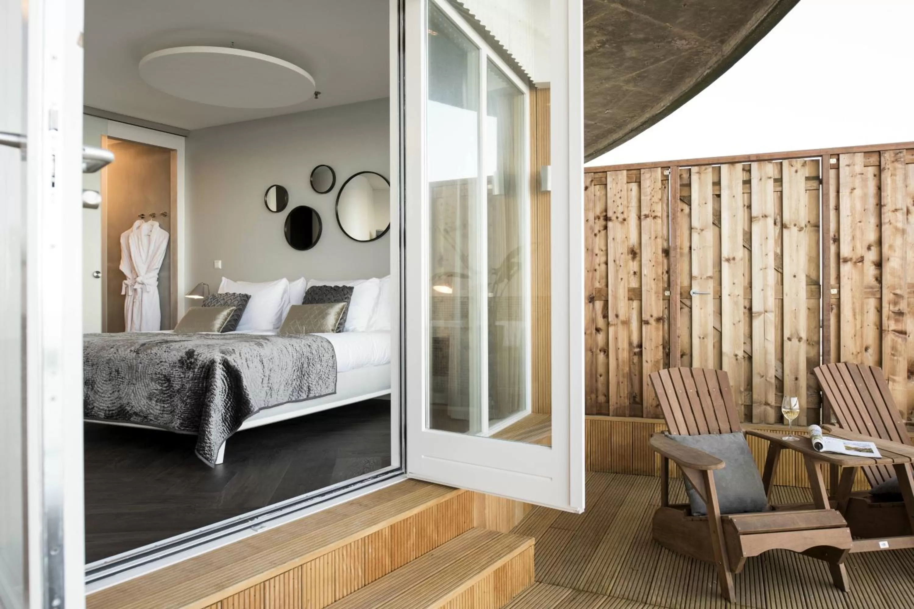 Patio, Bed in De Pier Suites