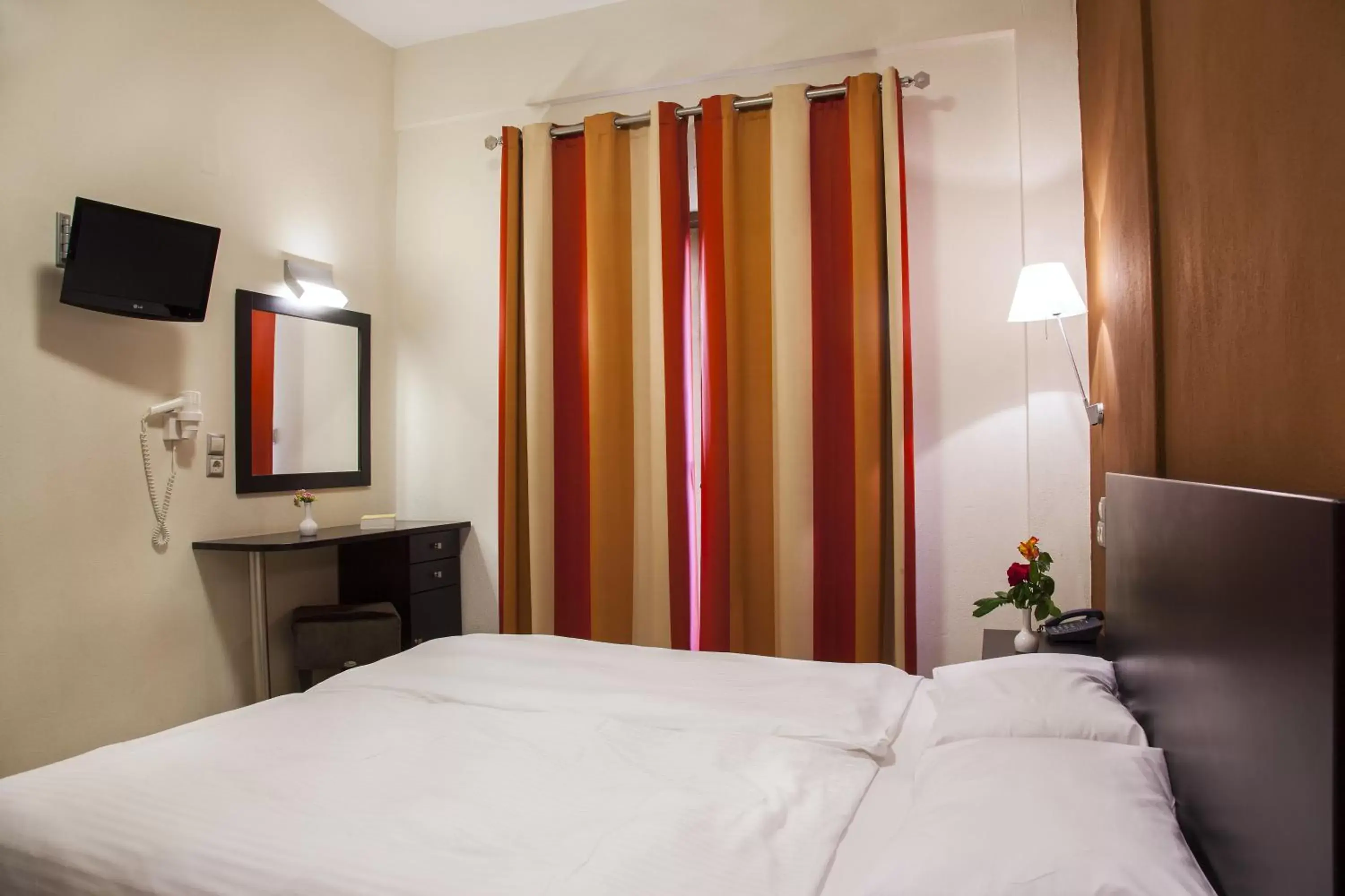 Photo of the whole room, Bed in Hotel Meteoritis Photo of the whole room, Bed in Hotel Meteoritis