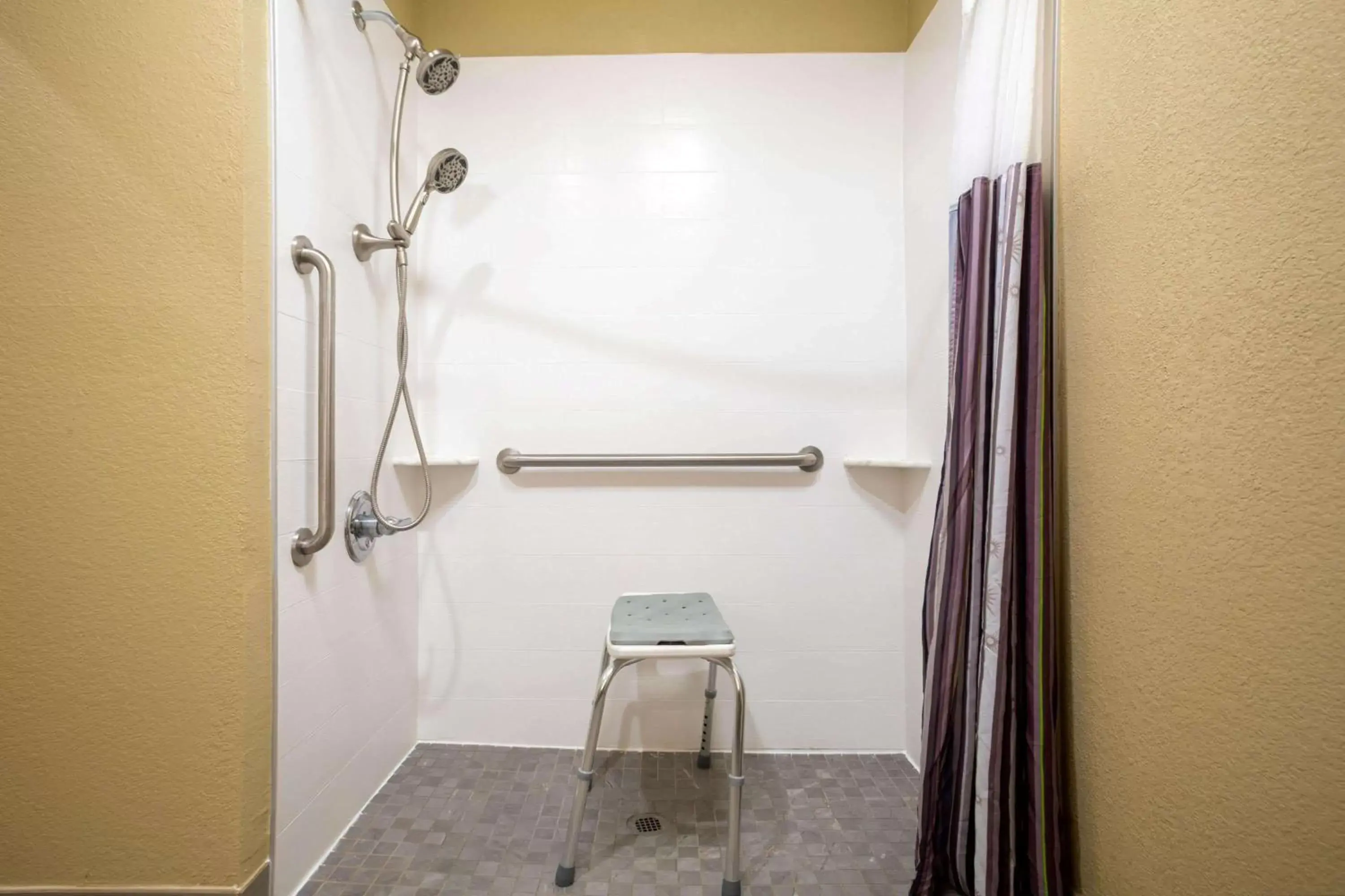 Shower, Bathroom in La Quinta by Wyndham Oxford - Anniston