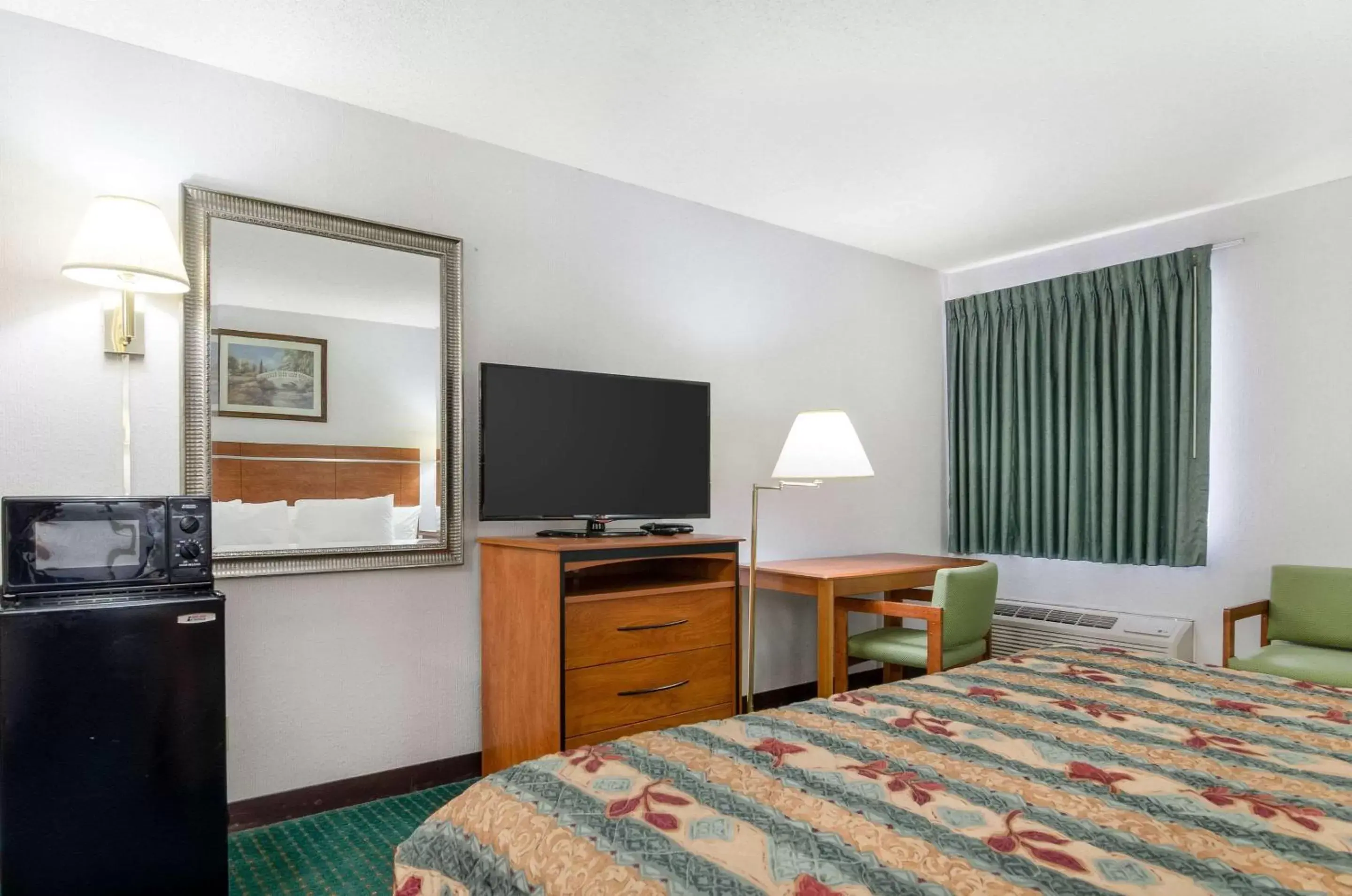 Photo of the whole room, TV/Entertainment Center in Econo Lodge Emporia