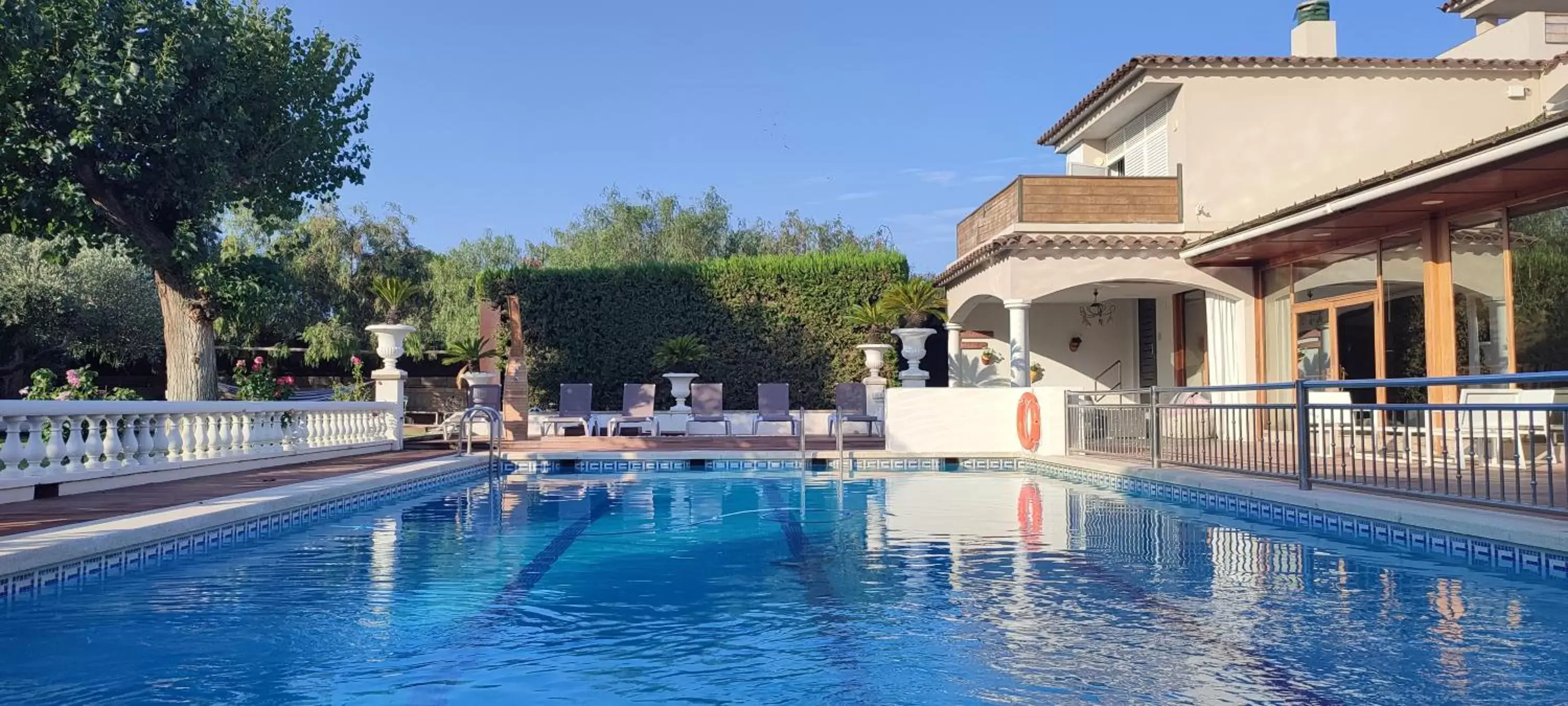 Swimming Pool in Hotel & Restaurant Figueres Parc