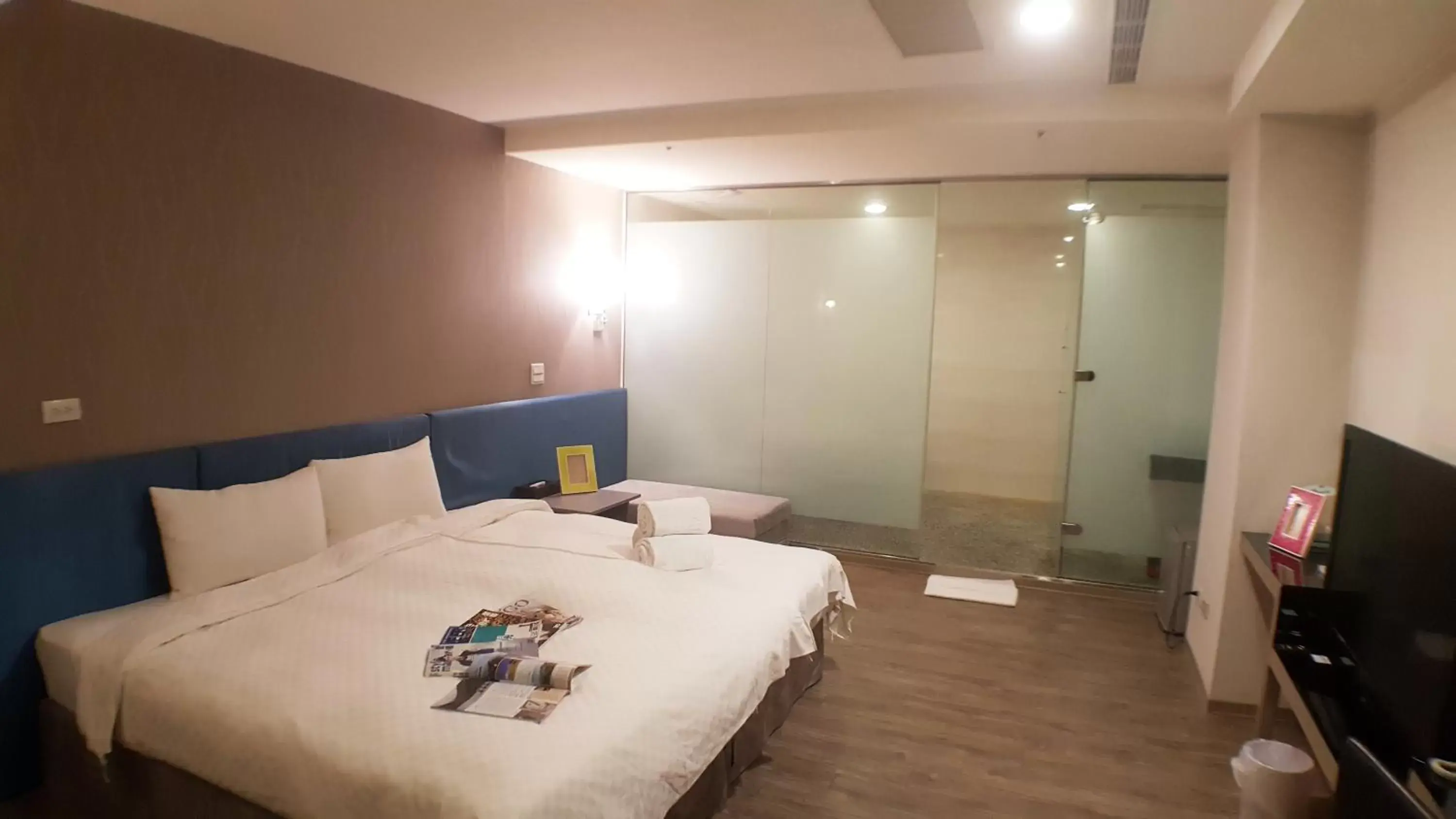 Photo of the whole room, Bed in Walker Hotel - Zhengyi