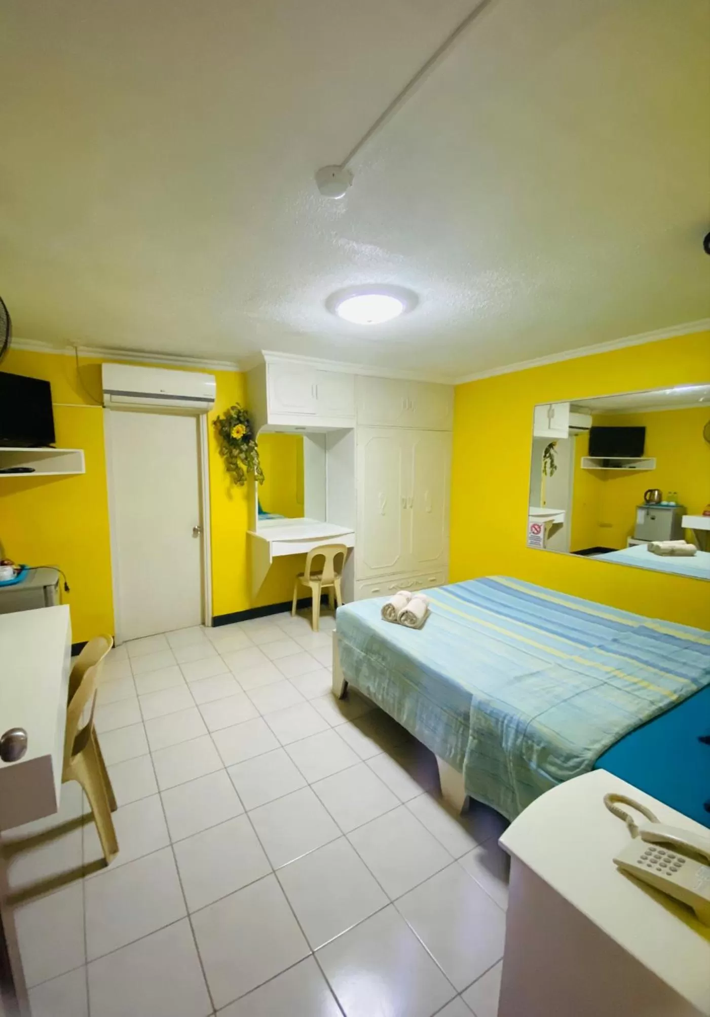 Bed in Arizona Beach Resort, Subic Bay, Philippines 2200