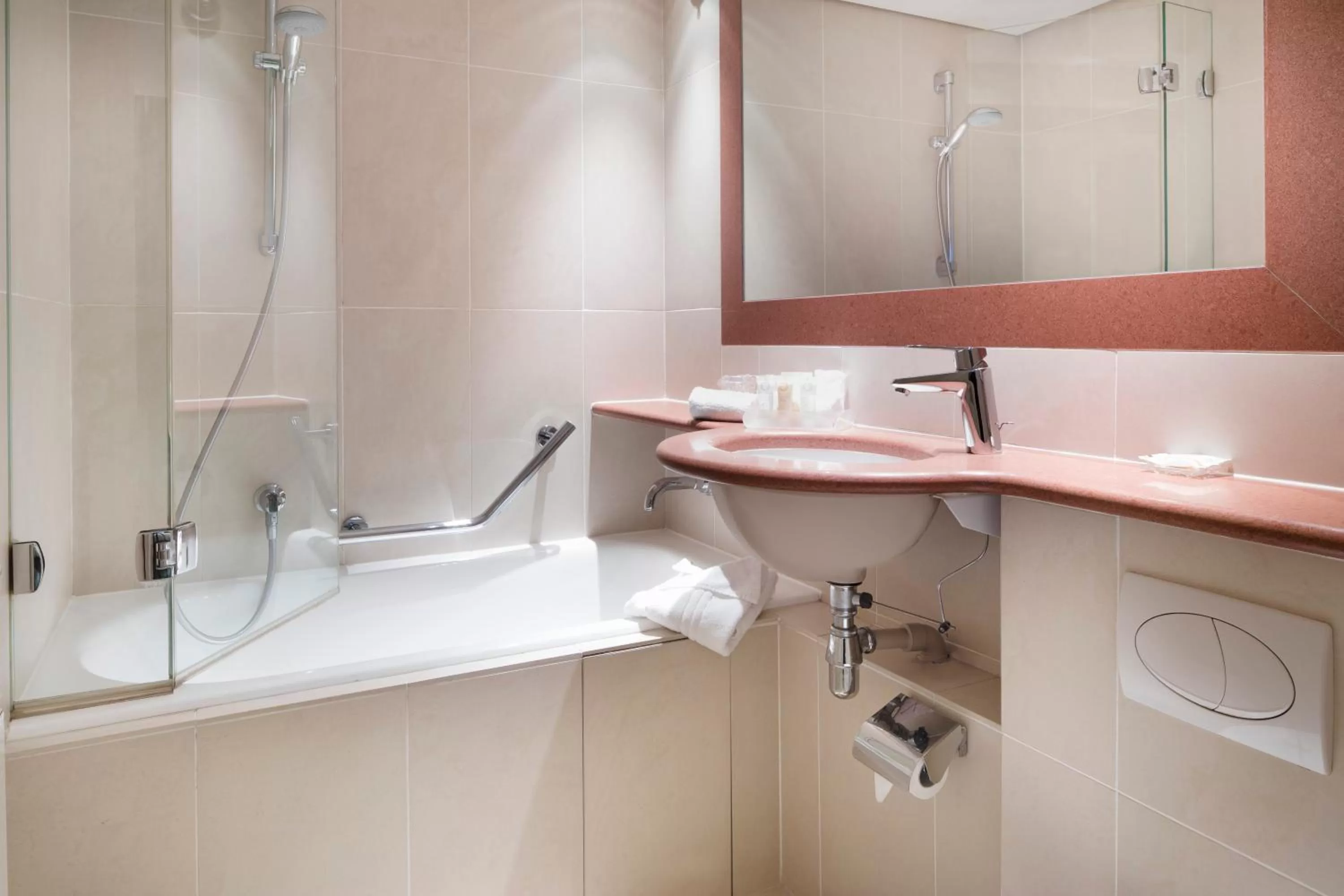 Bathroom in Hôtel Paris Louvre Opéra