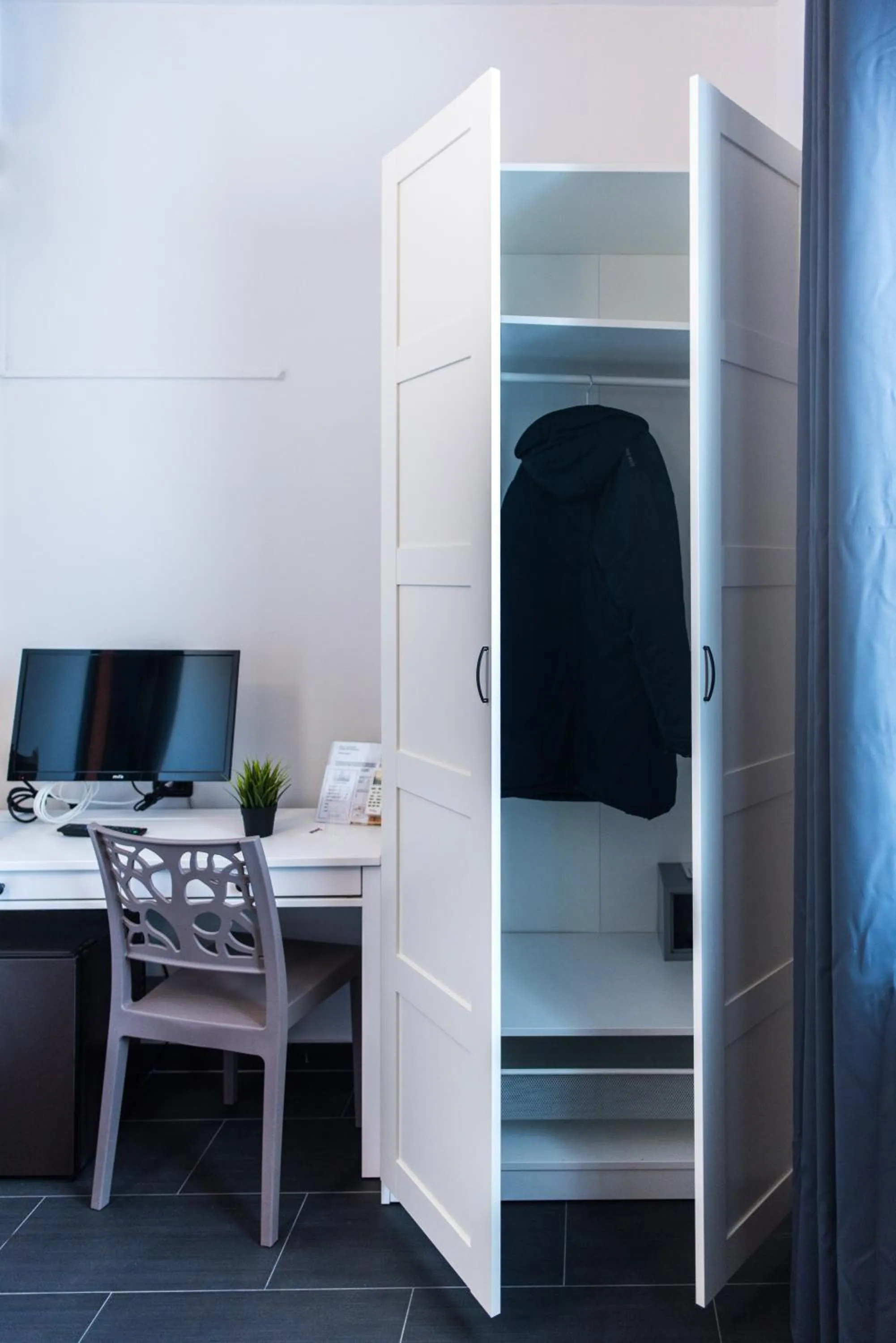 TV and multimedia in Hotel Scigliano