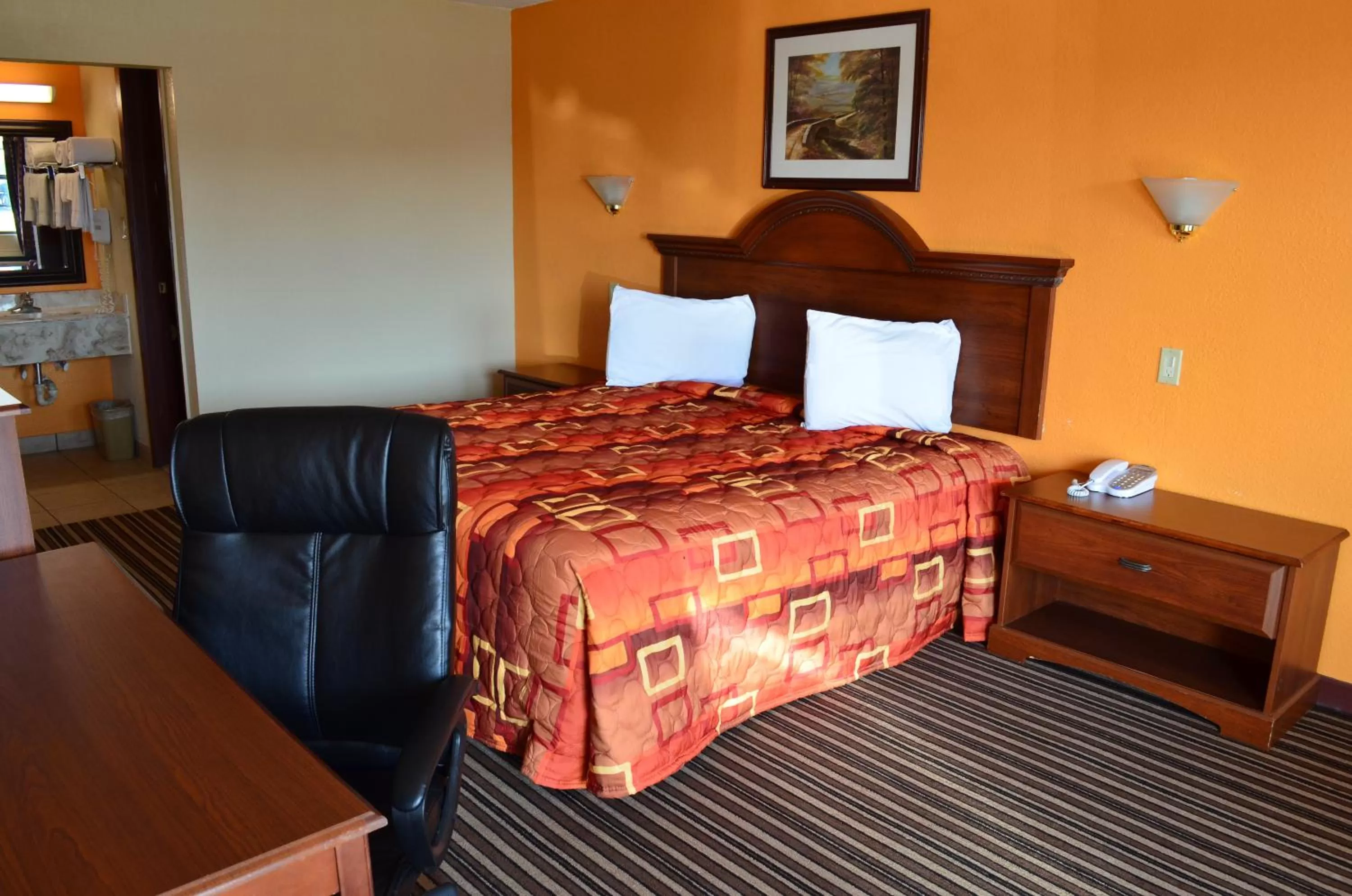 Living room, Bed in Royal Inn Greenville