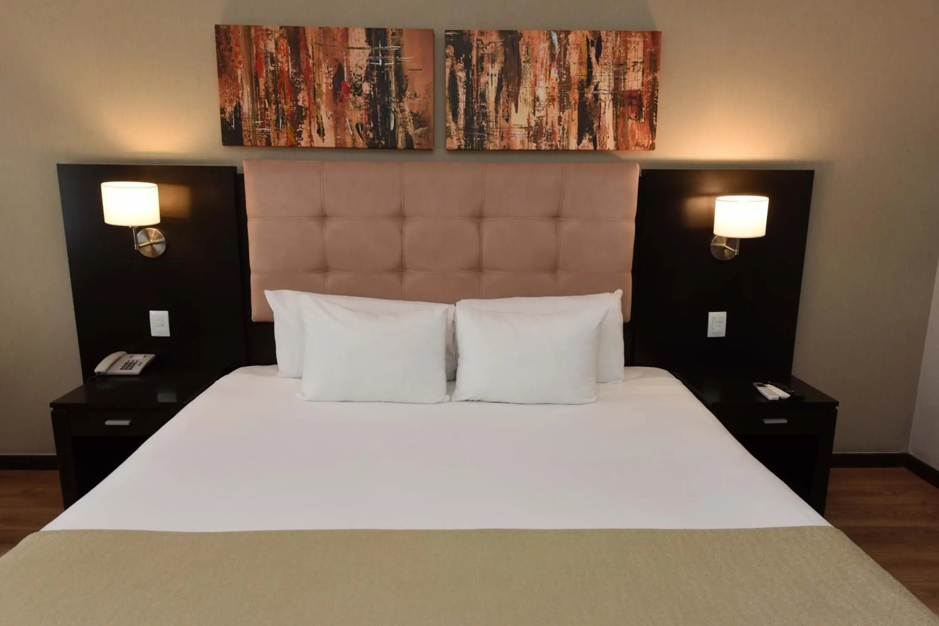 Bed in Howard Johnson Hotel & Convention Center Ezeiza