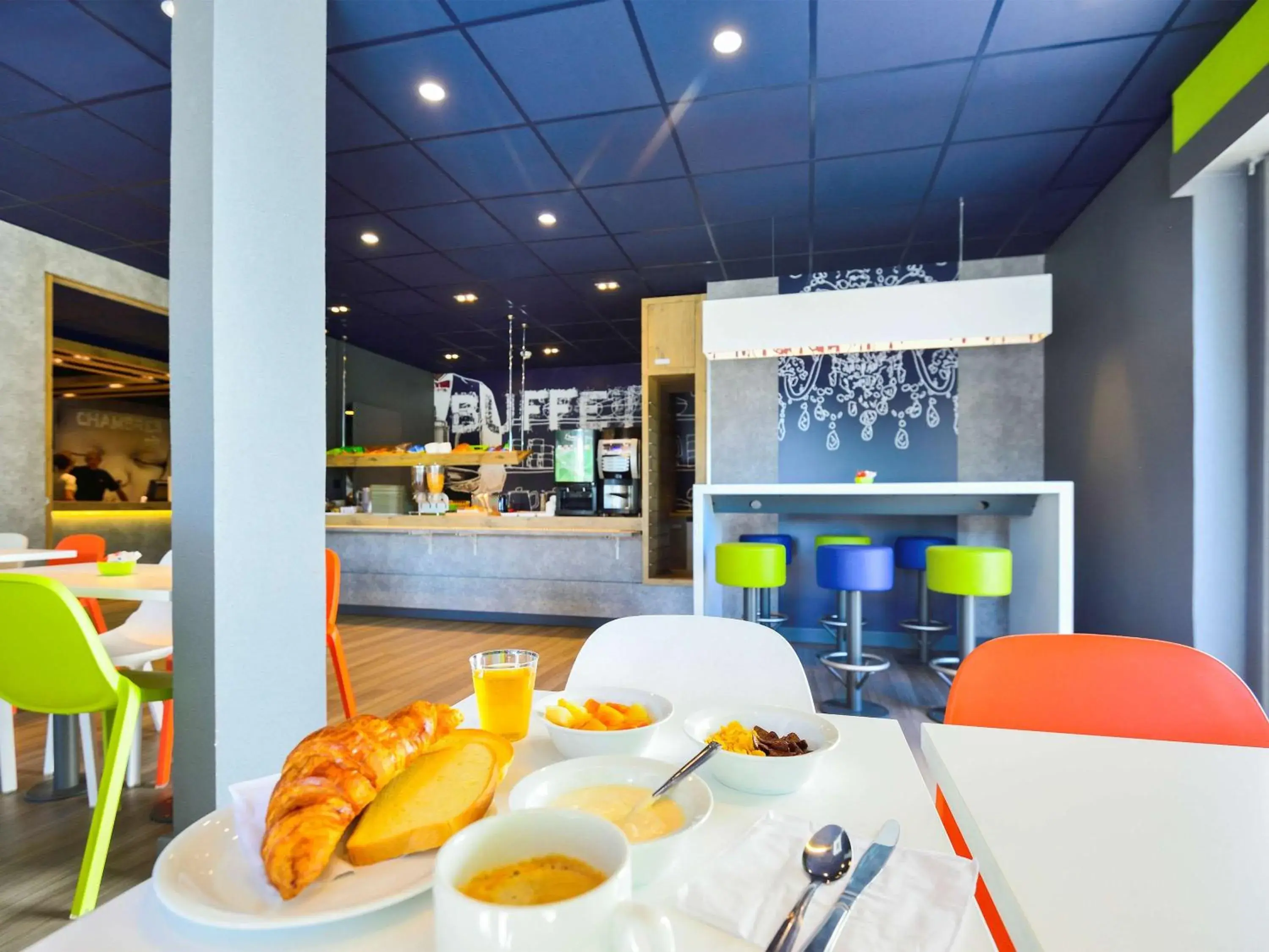 Restaurant/places to eat in ibis budget Pau Lescar