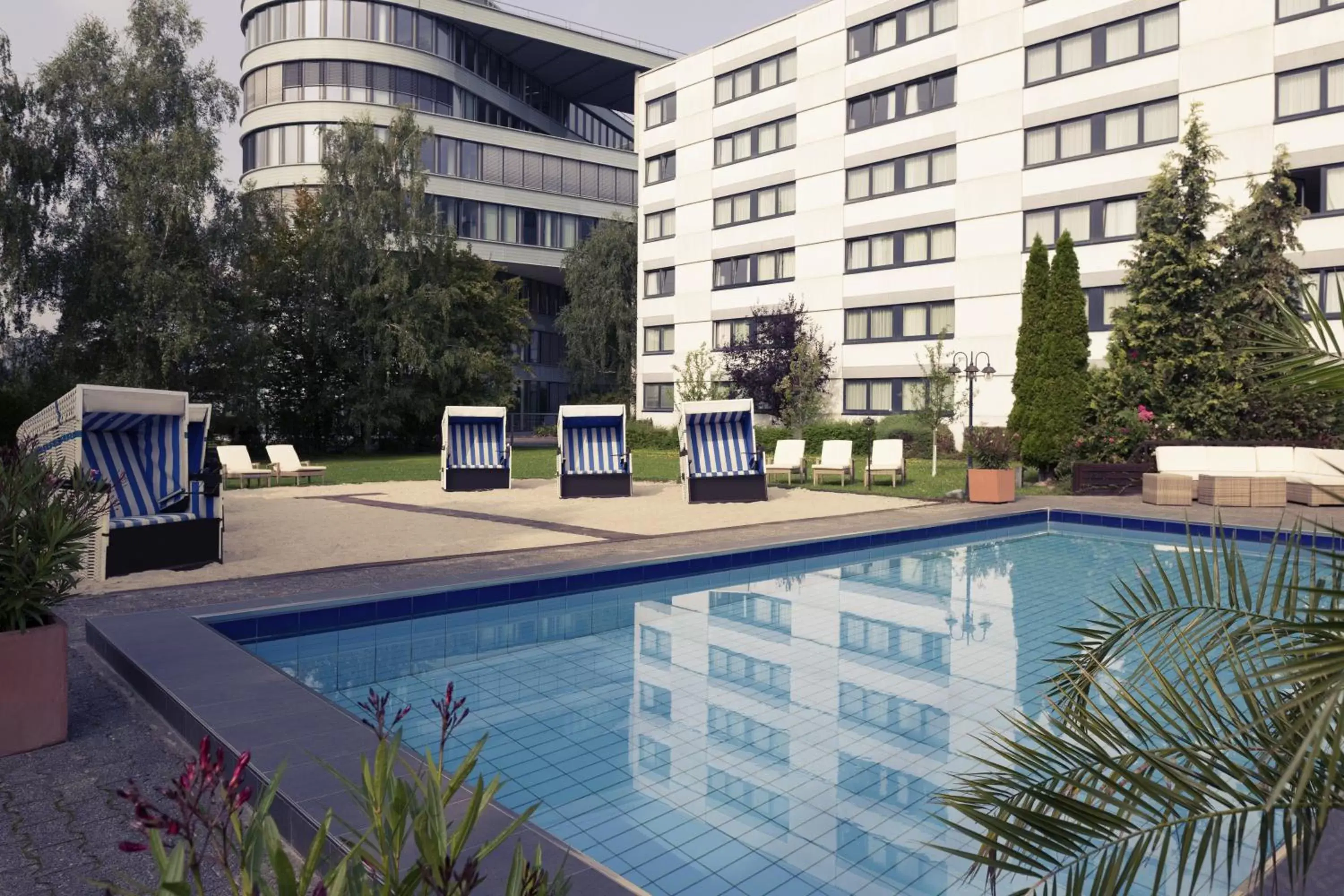 Swimming Pool in Mercure Hotel Frankfurt Eschborn Ost