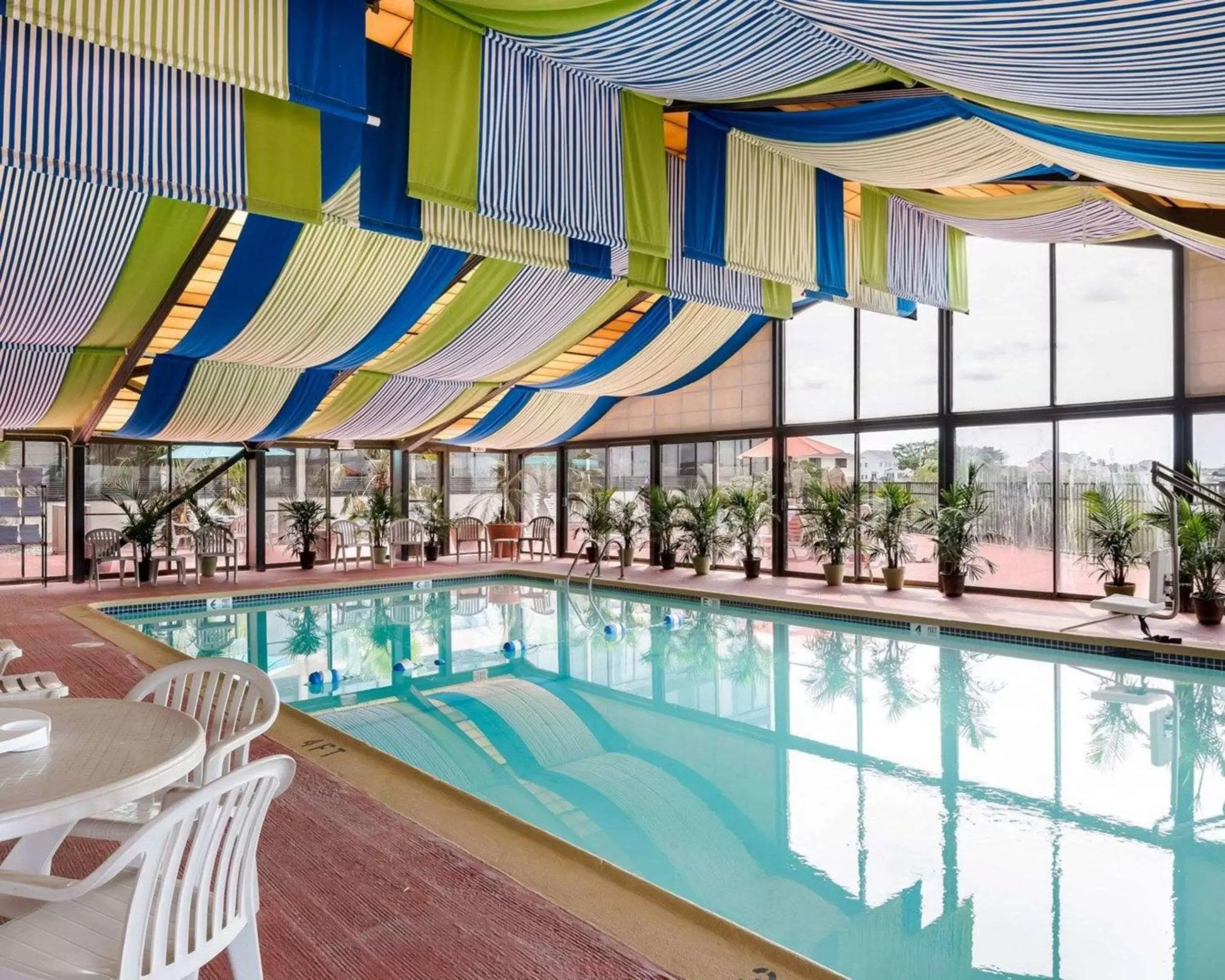Swimming Pool in Comfort Inn Gold Coast