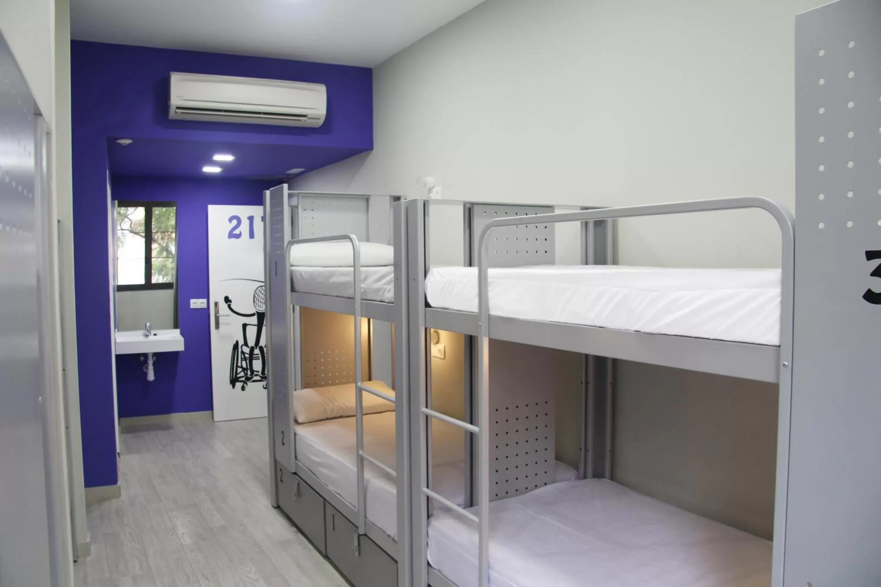 Private room 4 beds in Bcn Sport Hostels