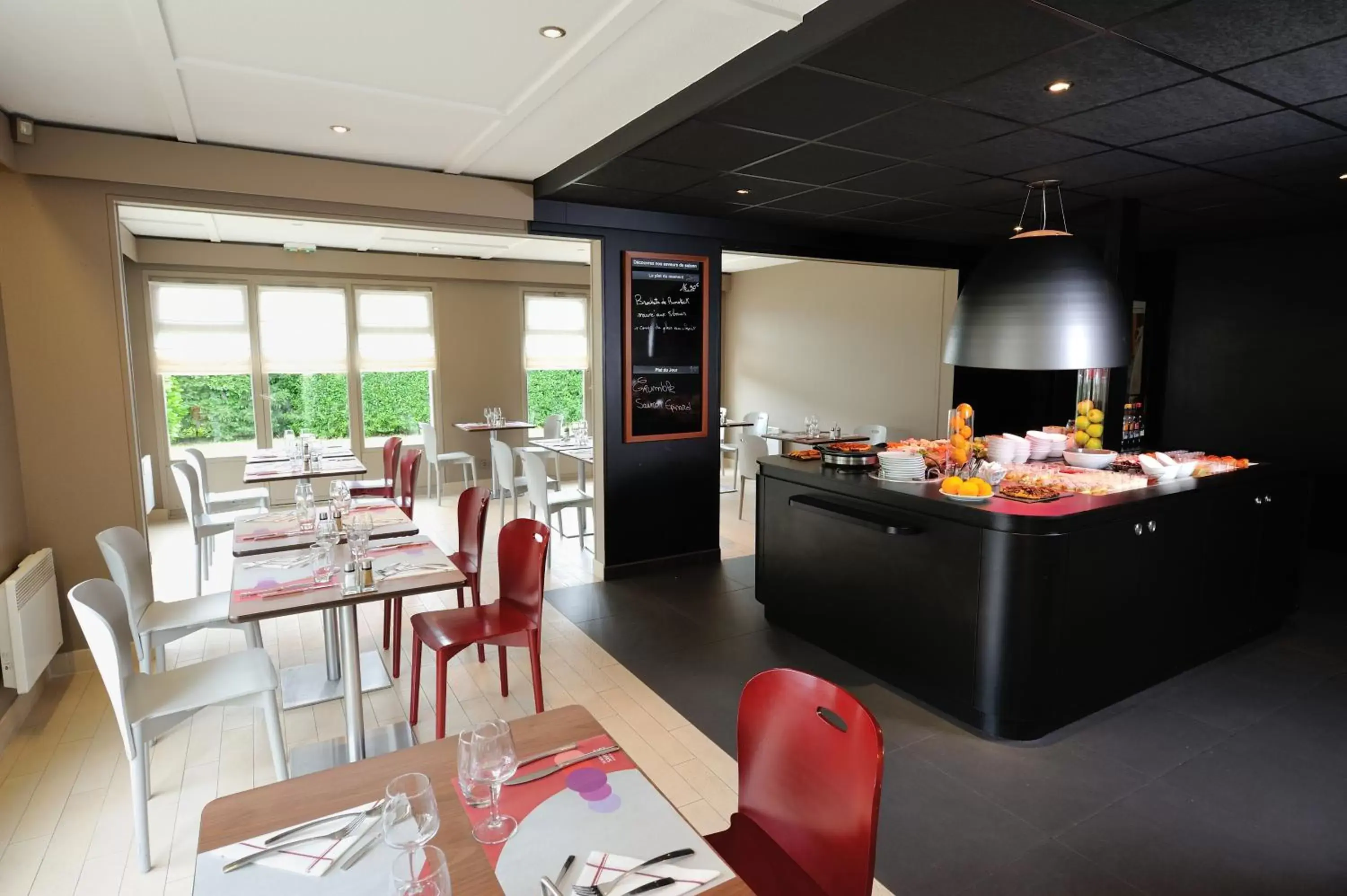Restaurant/places to eat in Campanile Reims Est - Taissy Restaurant/places to eat in Campanile Reims Est - Taissy