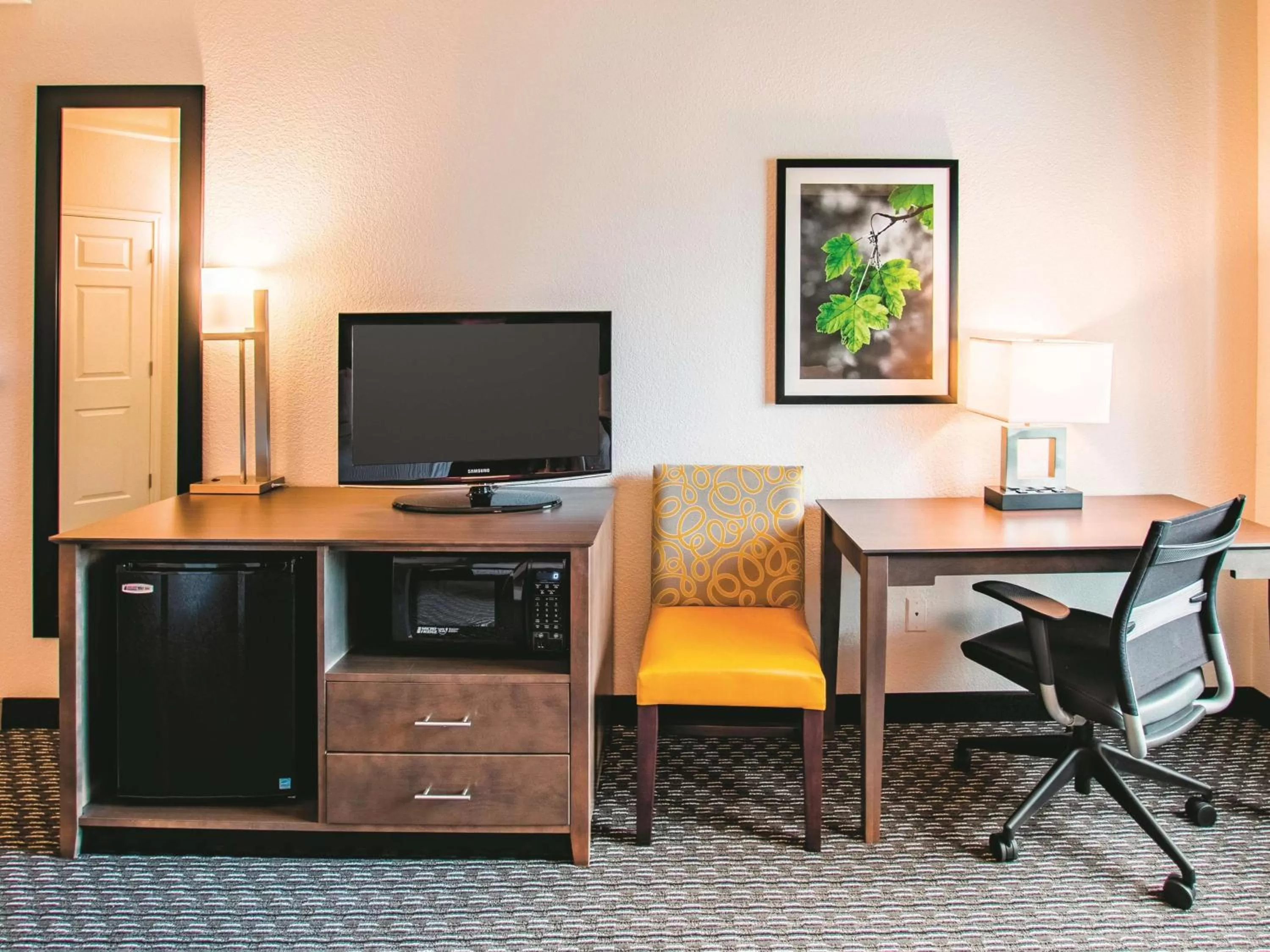 Photo of the whole room in La Quinta by Wyndham Fort Worth City View