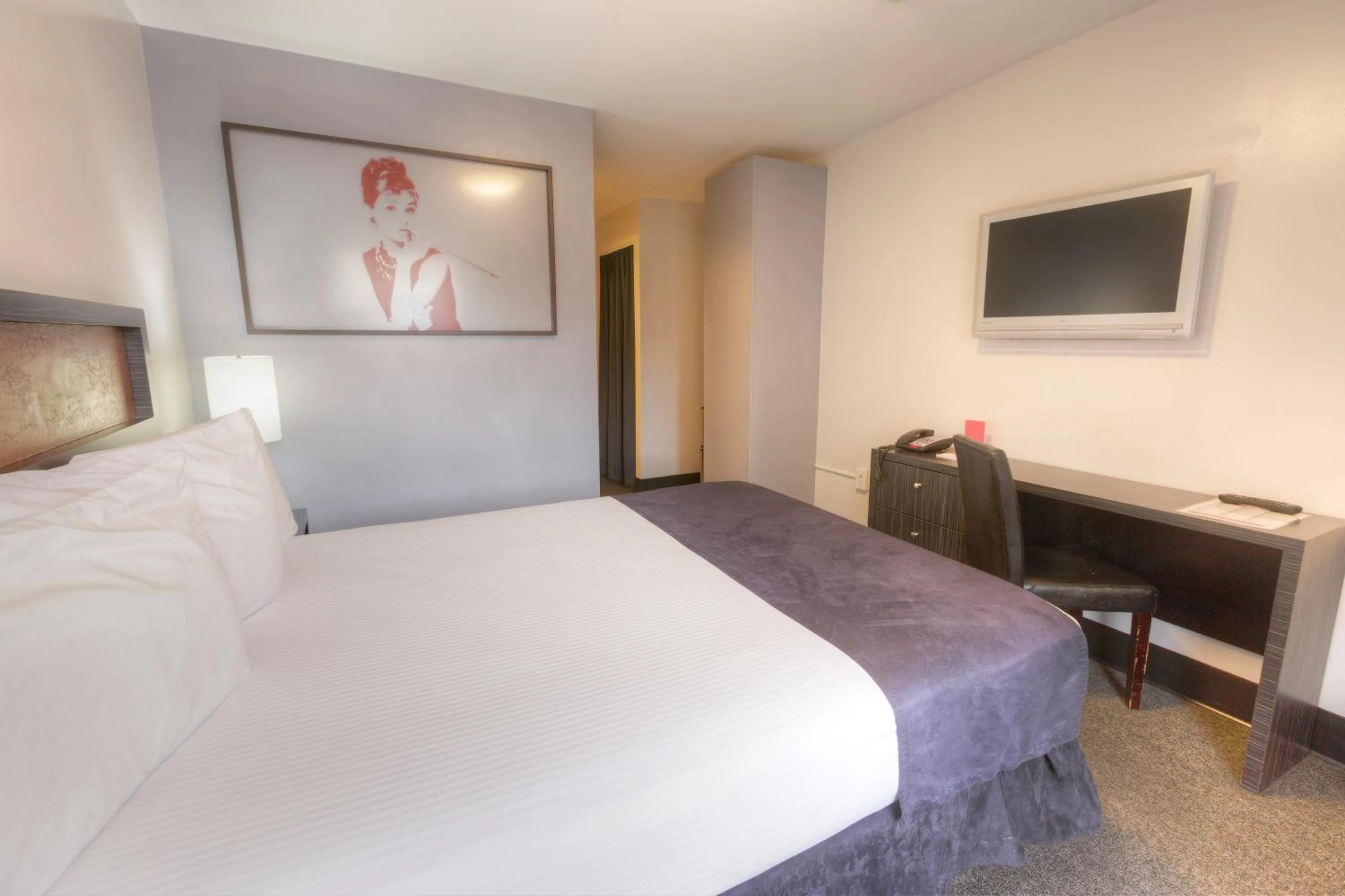 TV and multimedia, Bed in Hotel Ruby