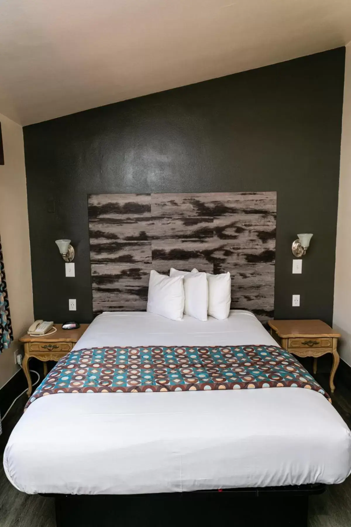 Photo of the whole room, Bed in Anaheim Discovery Inn and Suites