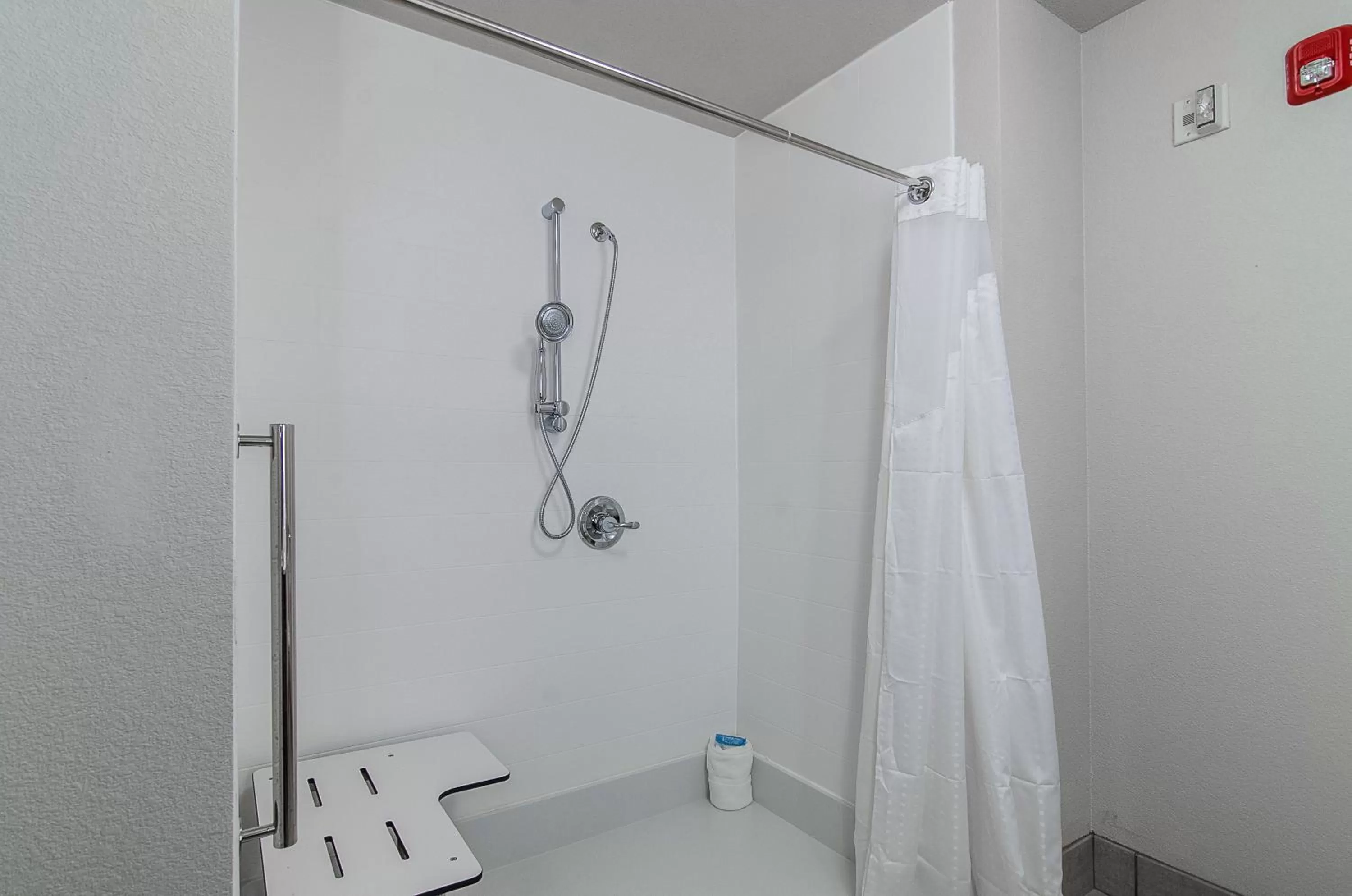 Shower in Holiday Inn Express & Suites - Atchison by IHG