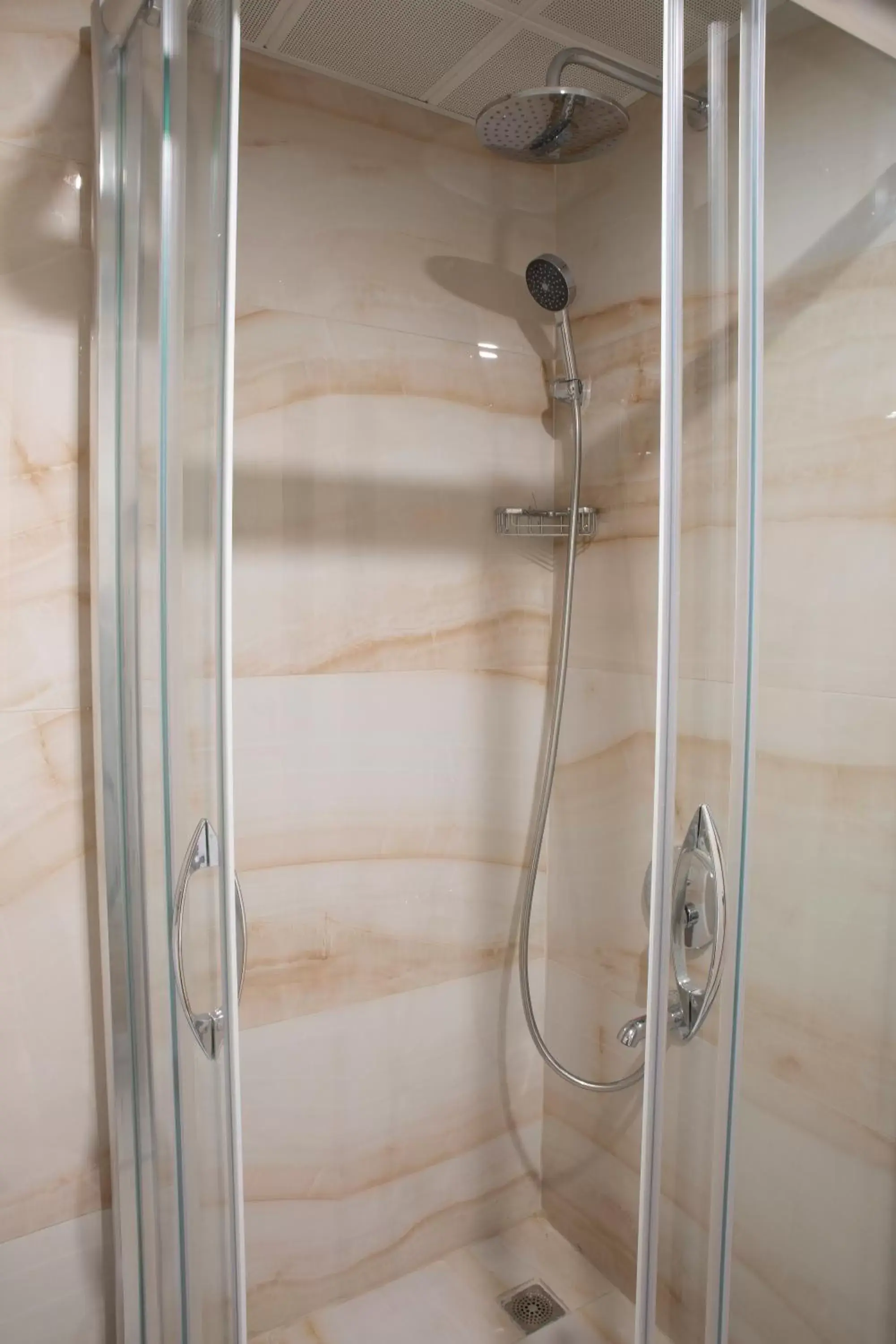 Shower, Bathroom in Alpinn Hotel DUE