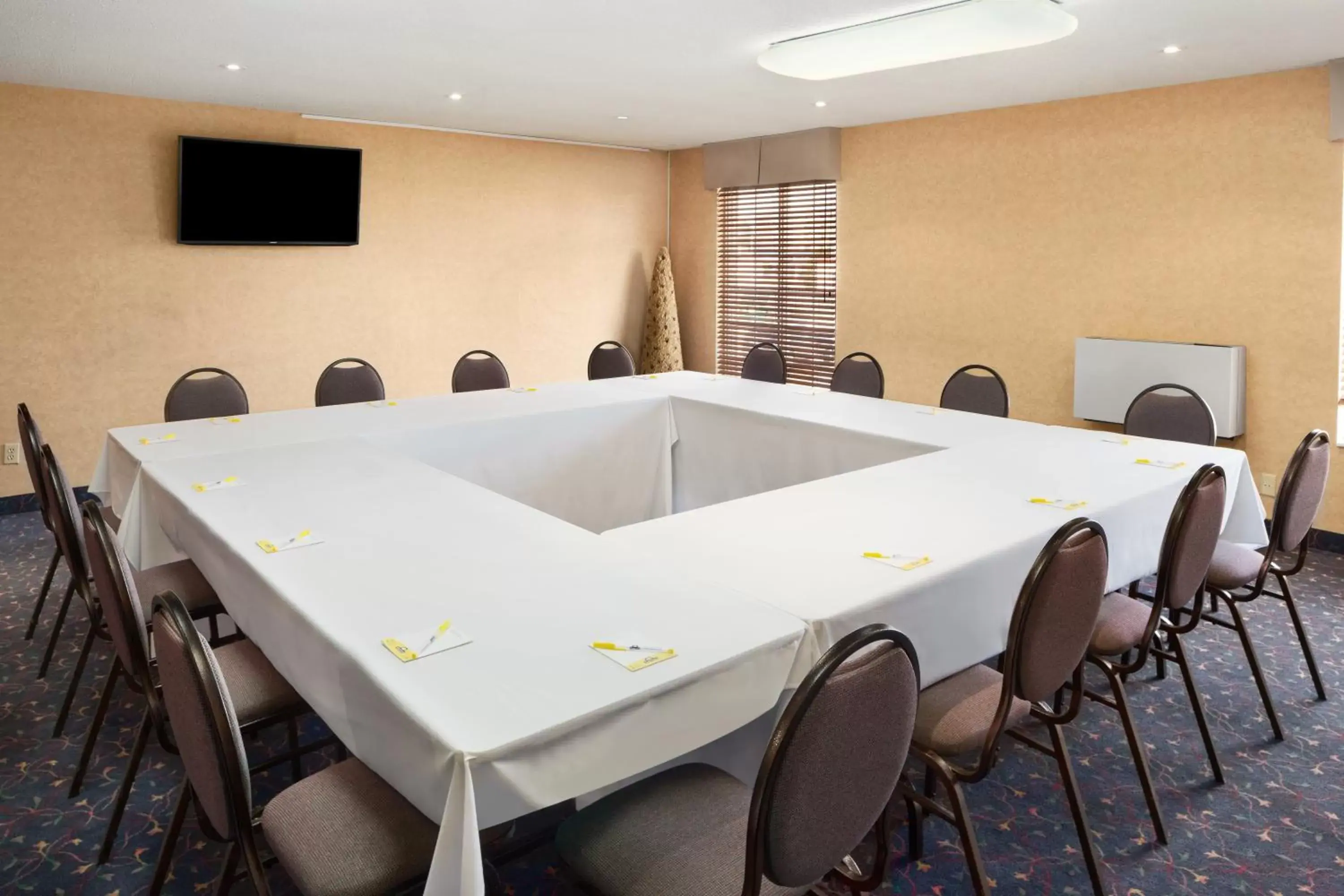 Meeting/conference room in Days Inn by Wyndham Brantford