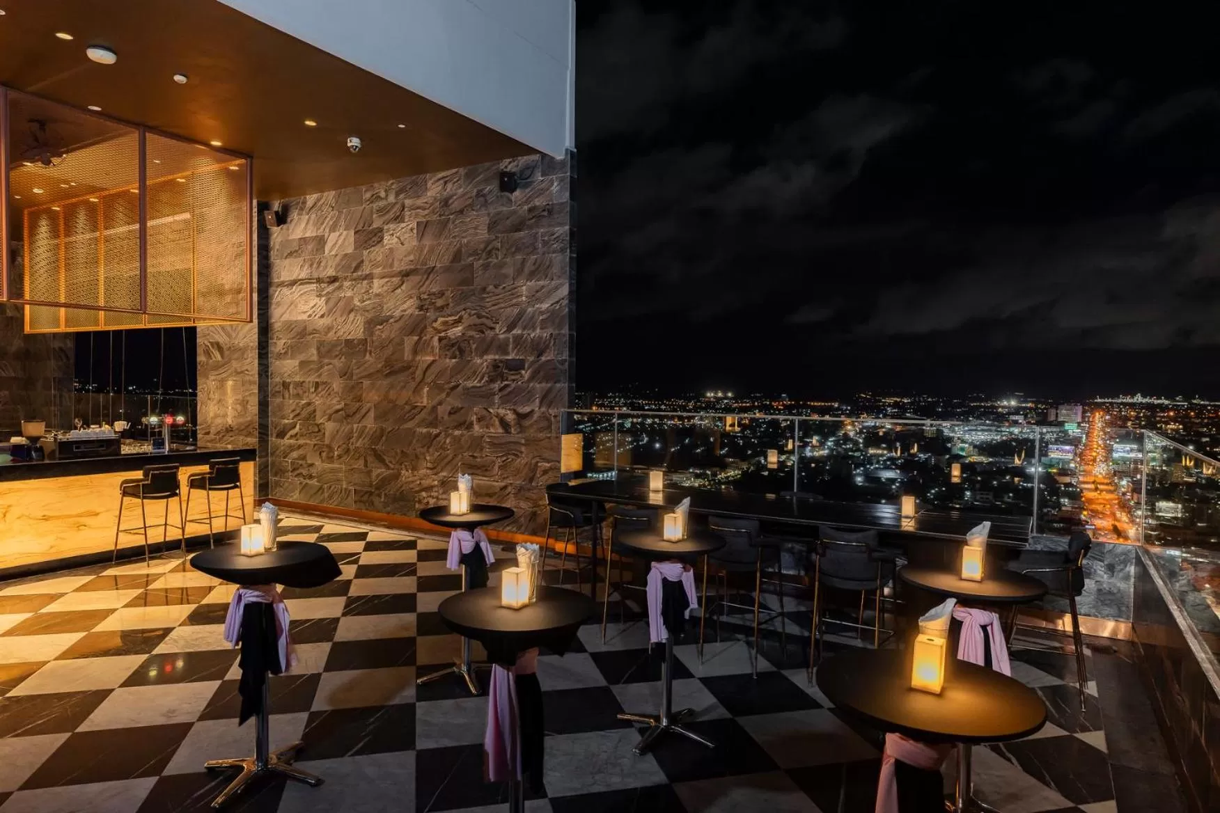 Restaurant/places to eat in Holiday Inn & Suites Rayong City Centre by IHG