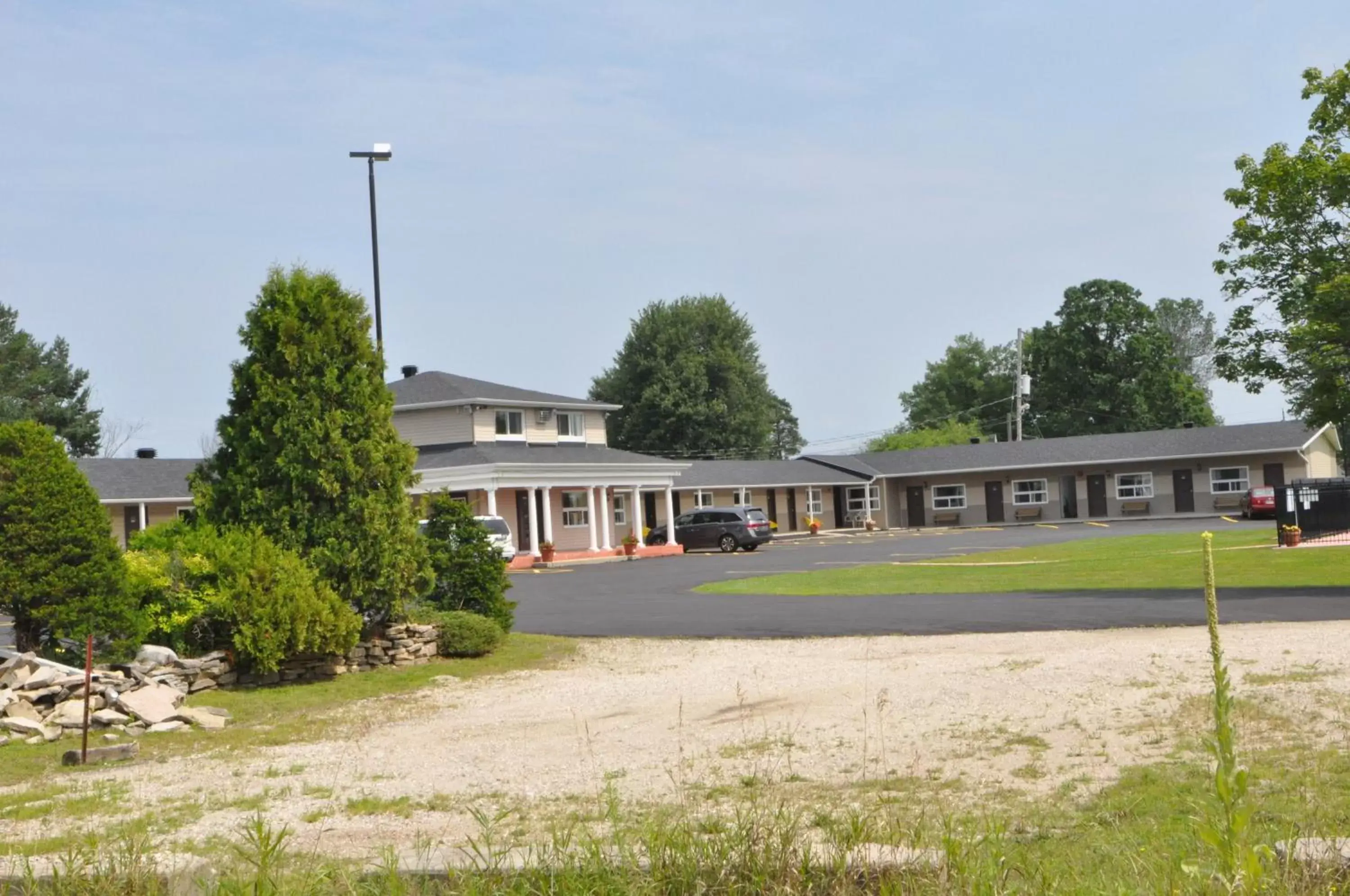 Facade/entrance, Property Building in Colonial House Motor Inn