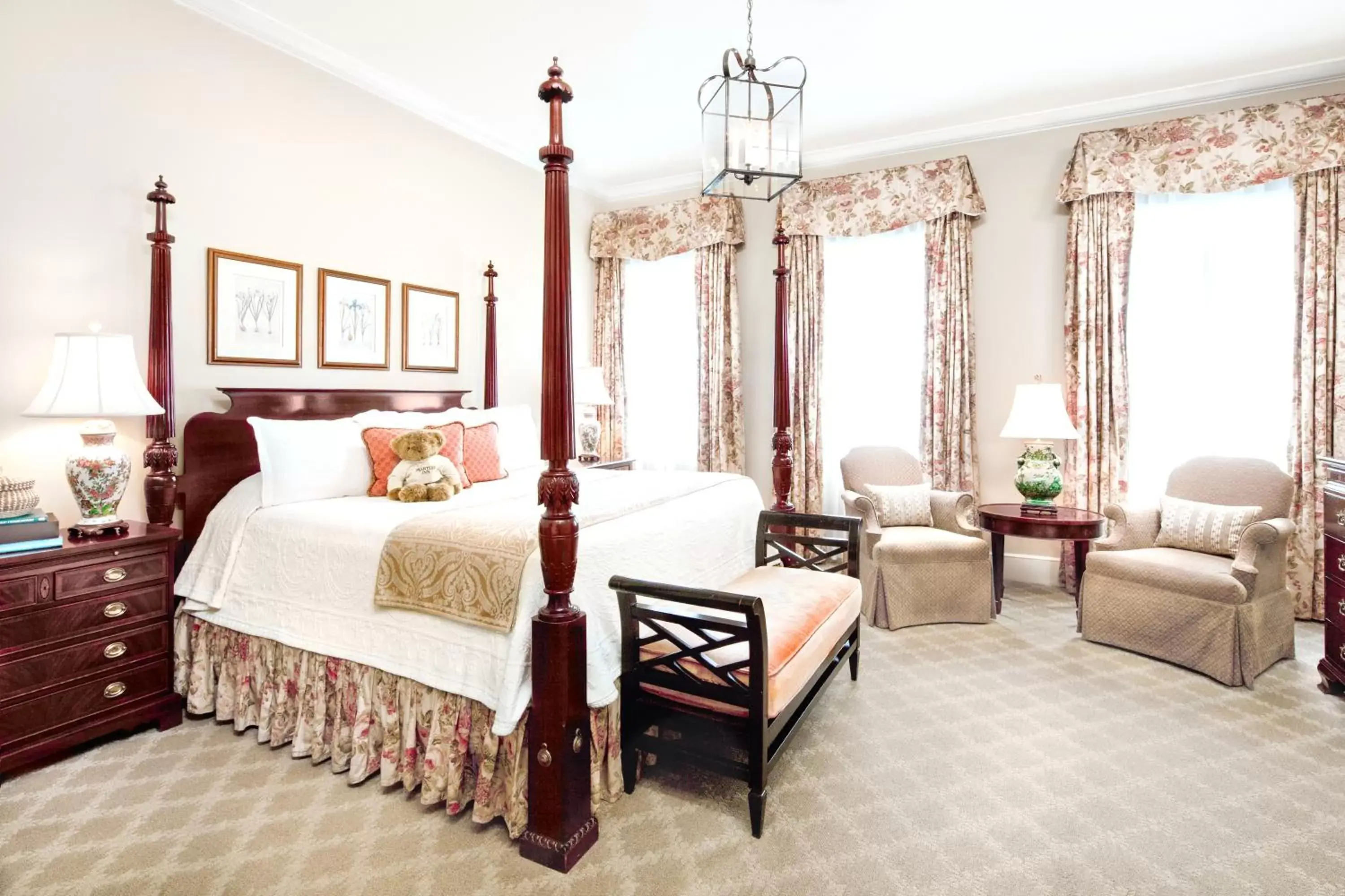 Seating area, Bed in Planters Inn - Charleston