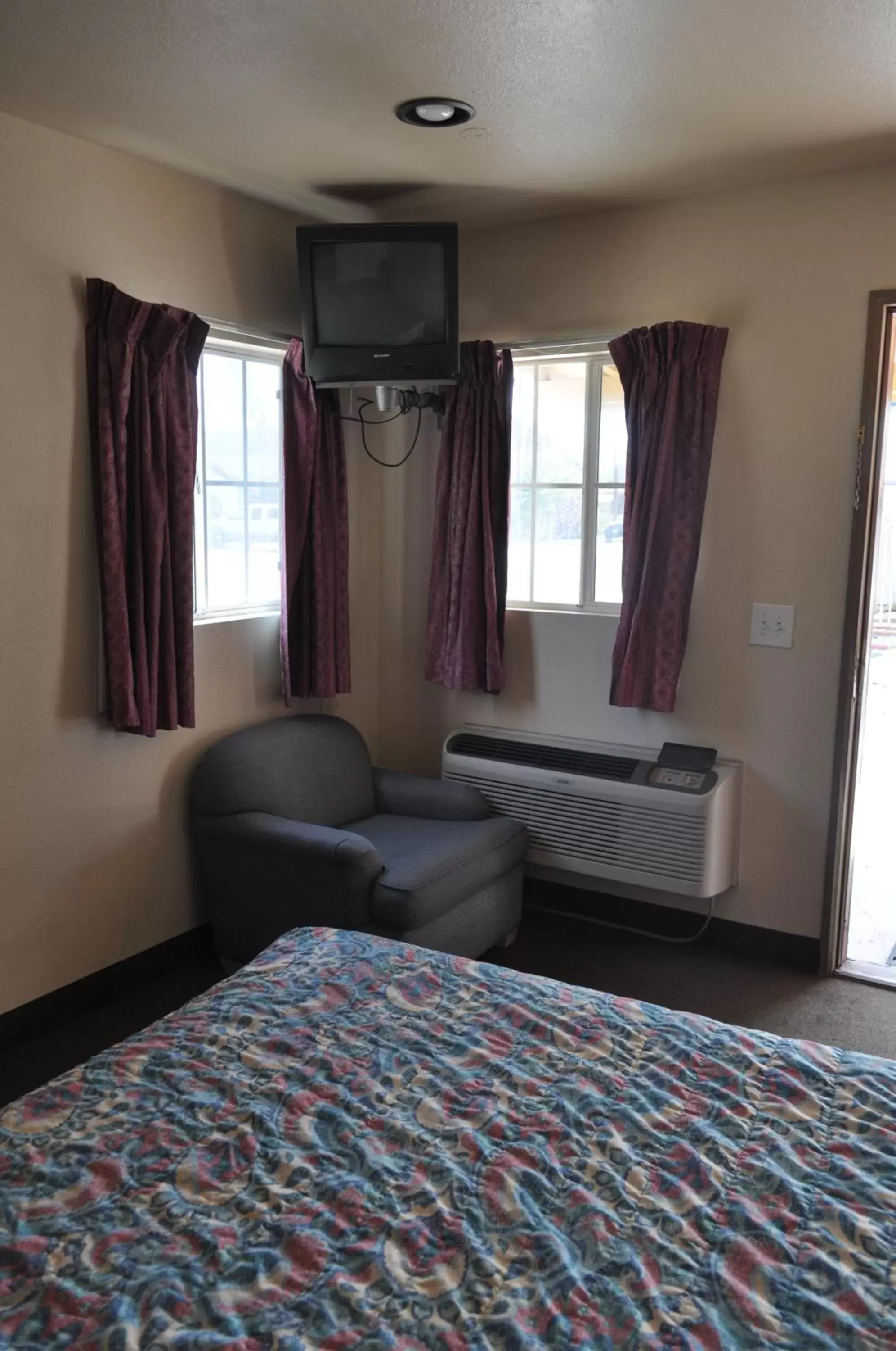 Bed in California Suites Motel